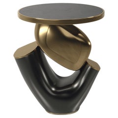 Beistelltisch mit Muschel-Intarsien und skulpturalem Bronze-Patina-Messingfuß von R&Y Augousti