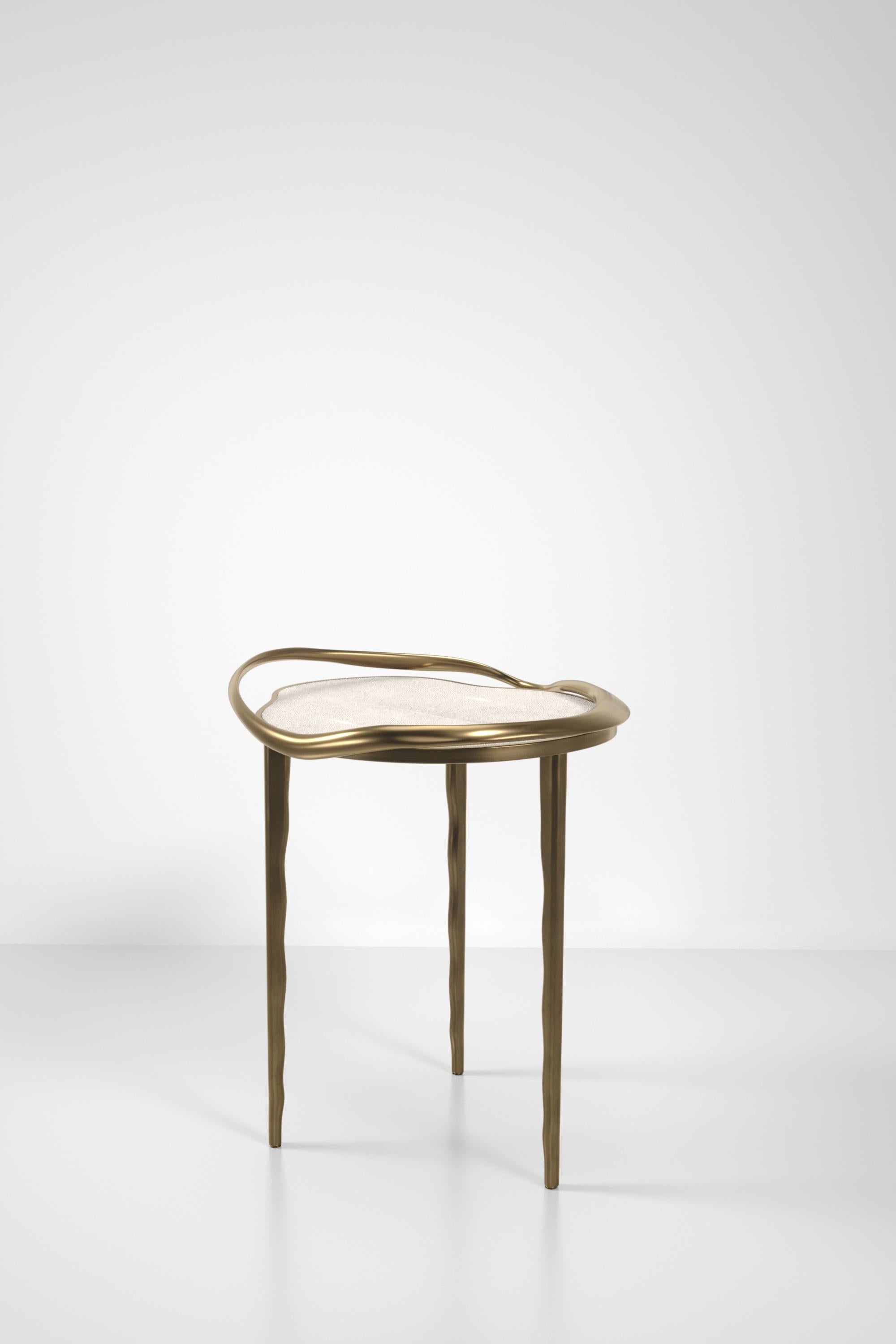 Table d'appoint incrustée de coquillages avec cadre sculptural en laiton patiné par KIFU PARIS en vente 2