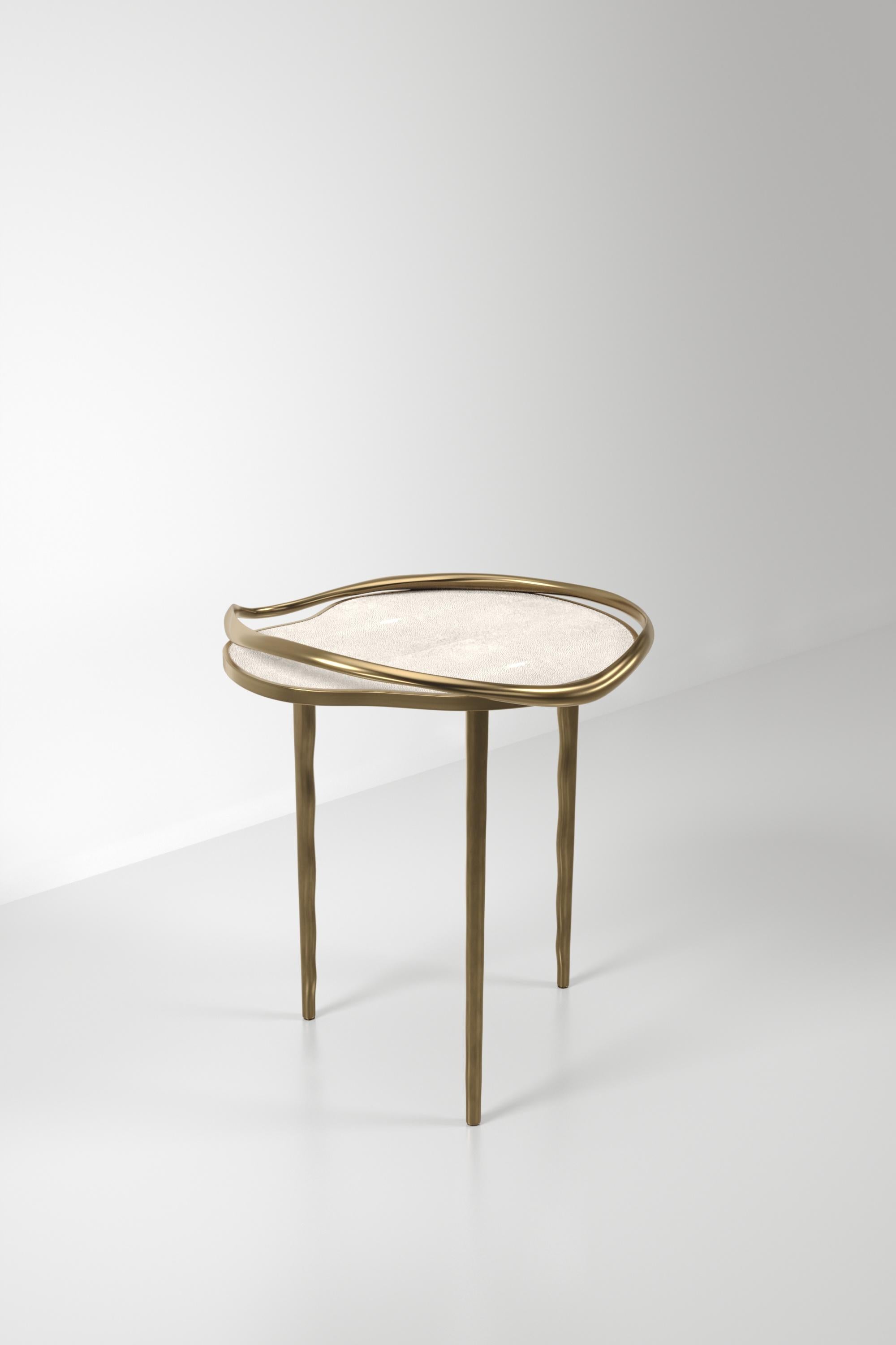 Table d'appoint incrustée de coquillages avec cadre sculptural en laiton patiné par KIFU PARIS en vente 3