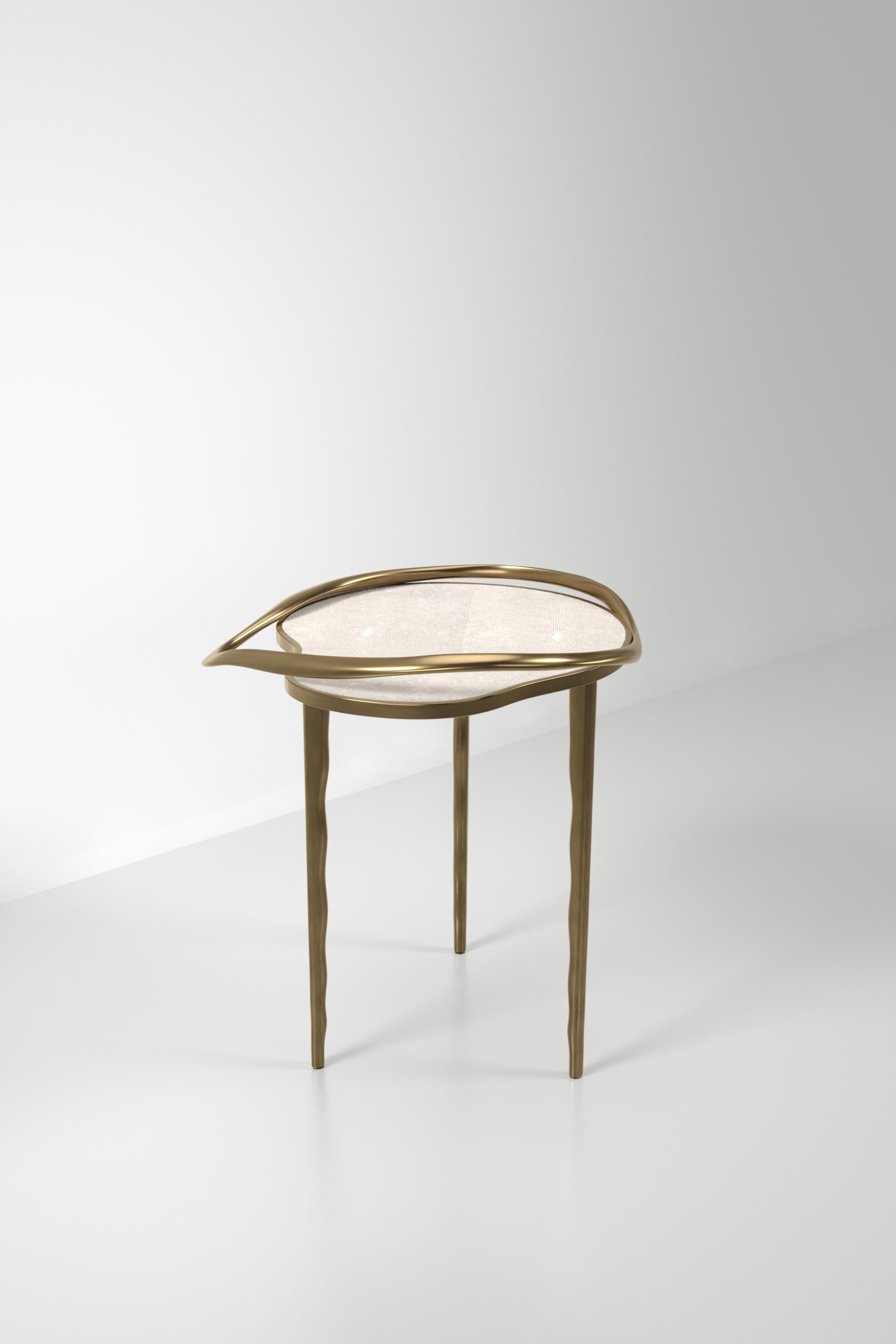 Table d'appoint incrustée de coquillages avec cadre sculptural en laiton patiné par KIFU PARIS en vente 4