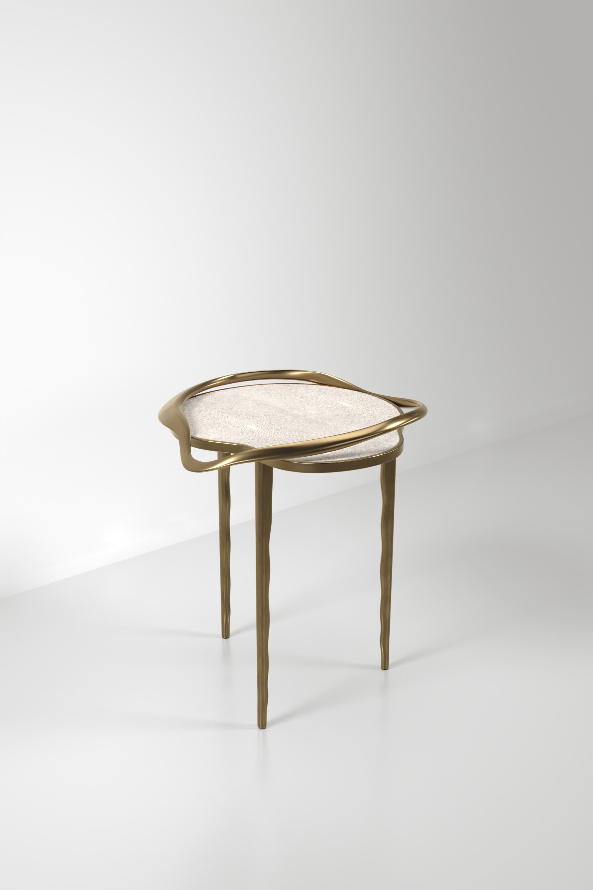Table d'appoint incrustée de coquillages avec cadre sculptural en laiton patiné par KIFU PARIS en vente 5