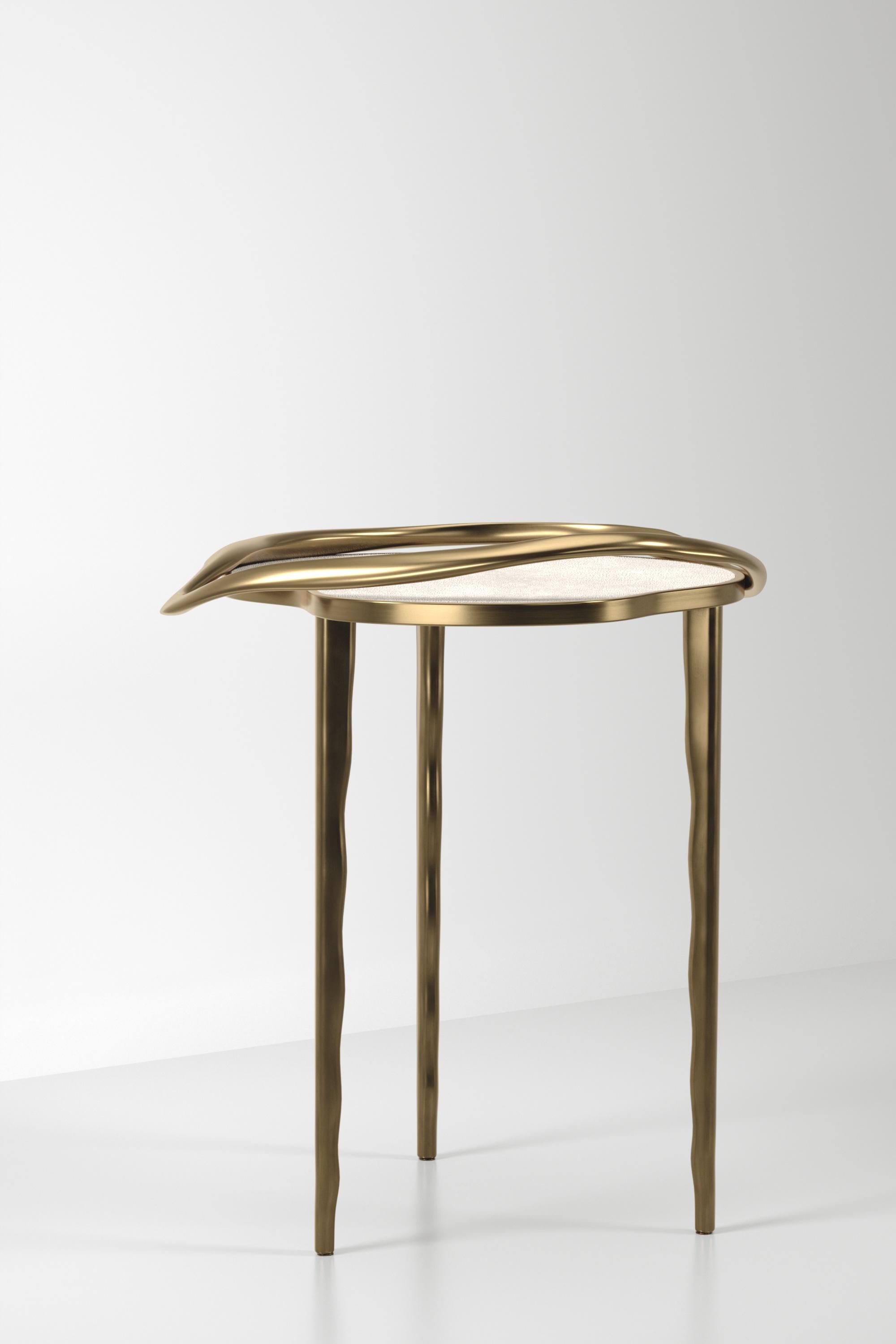 Table d'appoint incrustée de coquillages avec cadre sculptural en laiton patiné par KIFU PARIS en vente 7