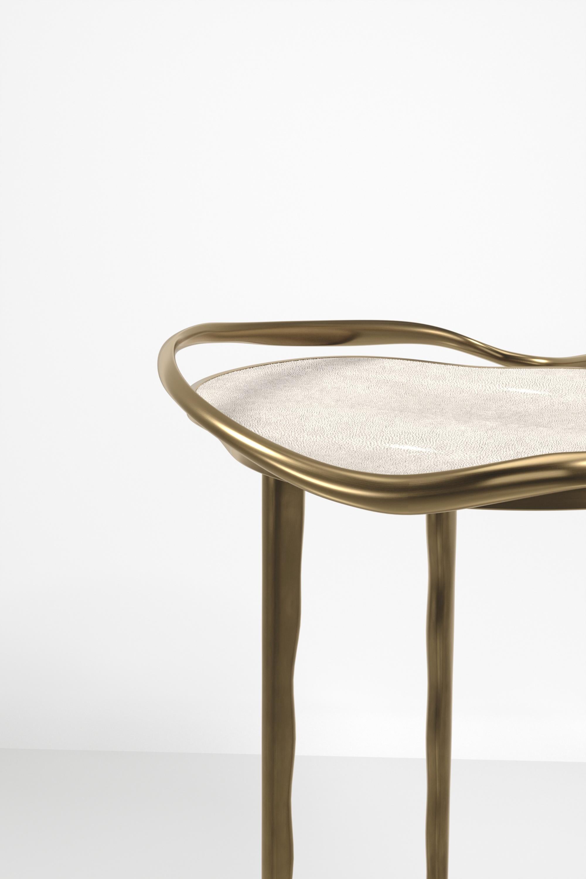 Table d'appoint incrustée de coquillages avec cadre sculptural en laiton patiné par KIFU PARIS en vente 8