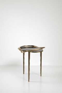 Mesa auxiliar con incrustaciones de concha y marco escultural de latón patinado en bronce by KIFU PARIS