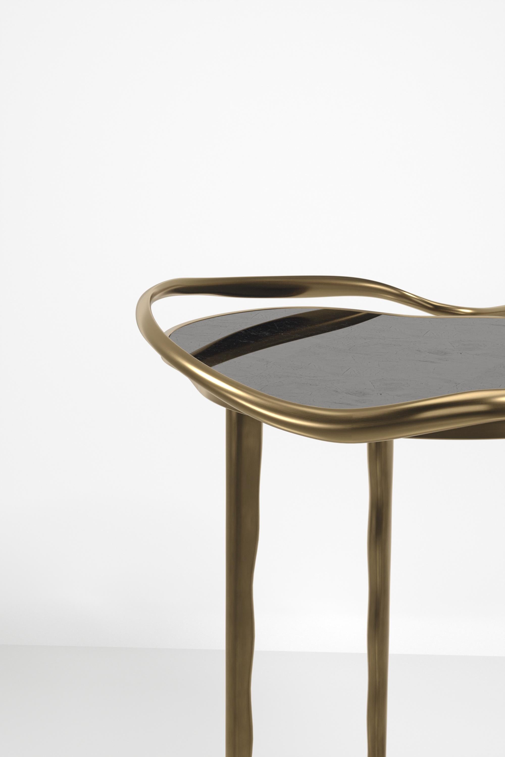 Art déco Table d'appoint incrustée de coquillages avec cadre sculptural en laiton patiné par KIFU PARIS en vente