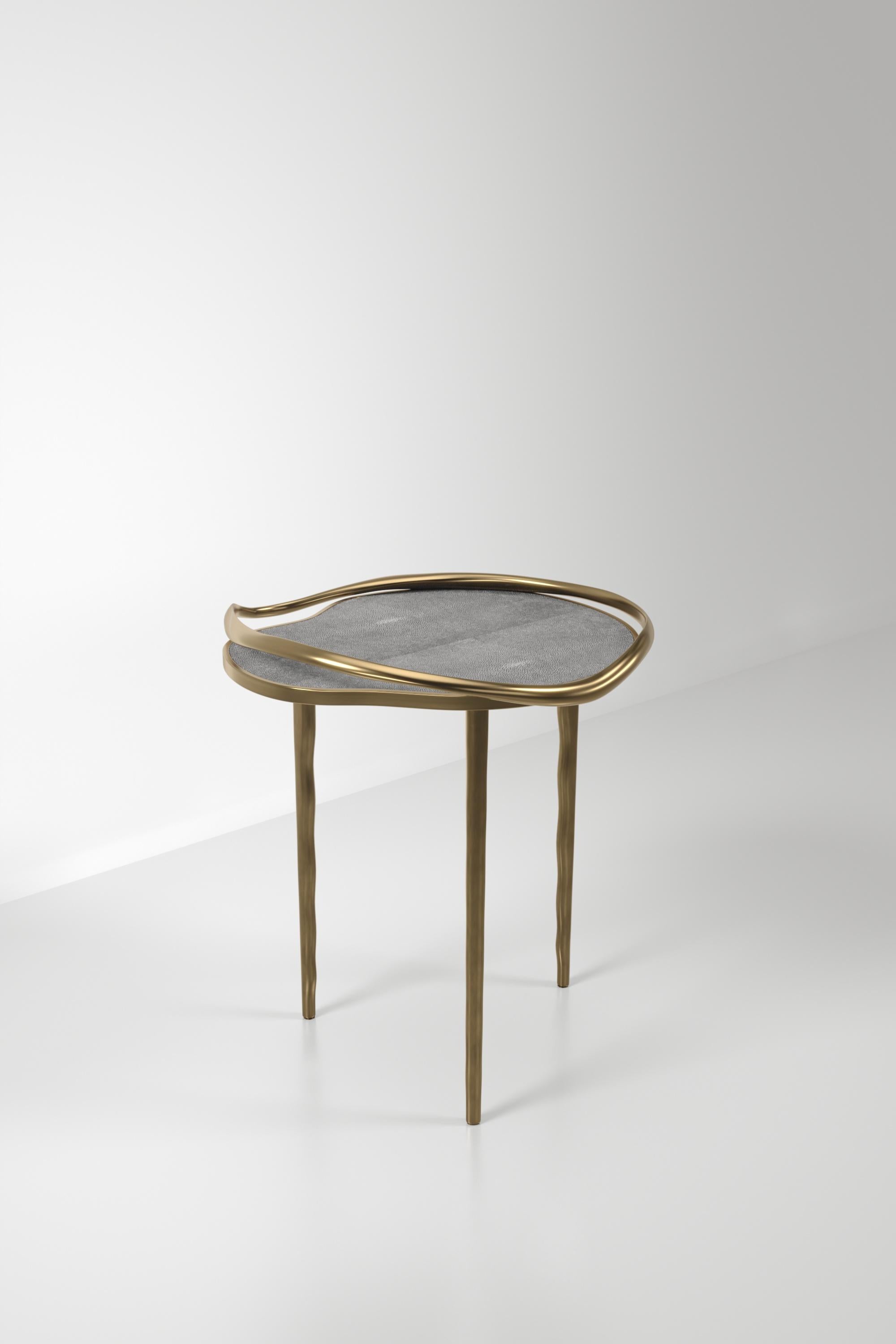 Philippin Table d'appoint incrustée de coquillages avec cadre sculptural en laiton patiné par KIFU PARIS en vente