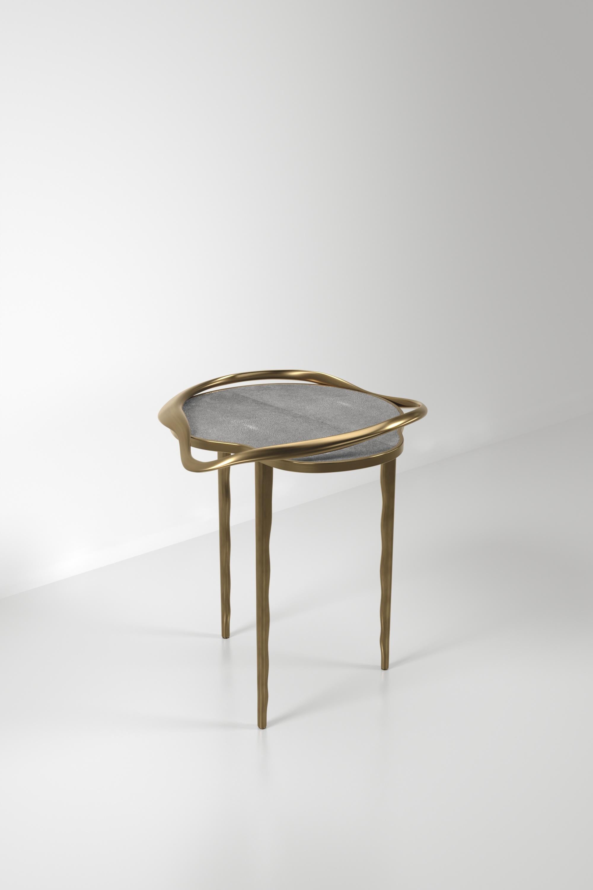 Fait main Table d'appoint incrustée de coquillages avec cadre sculptural en laiton patiné par KIFU PARIS en vente