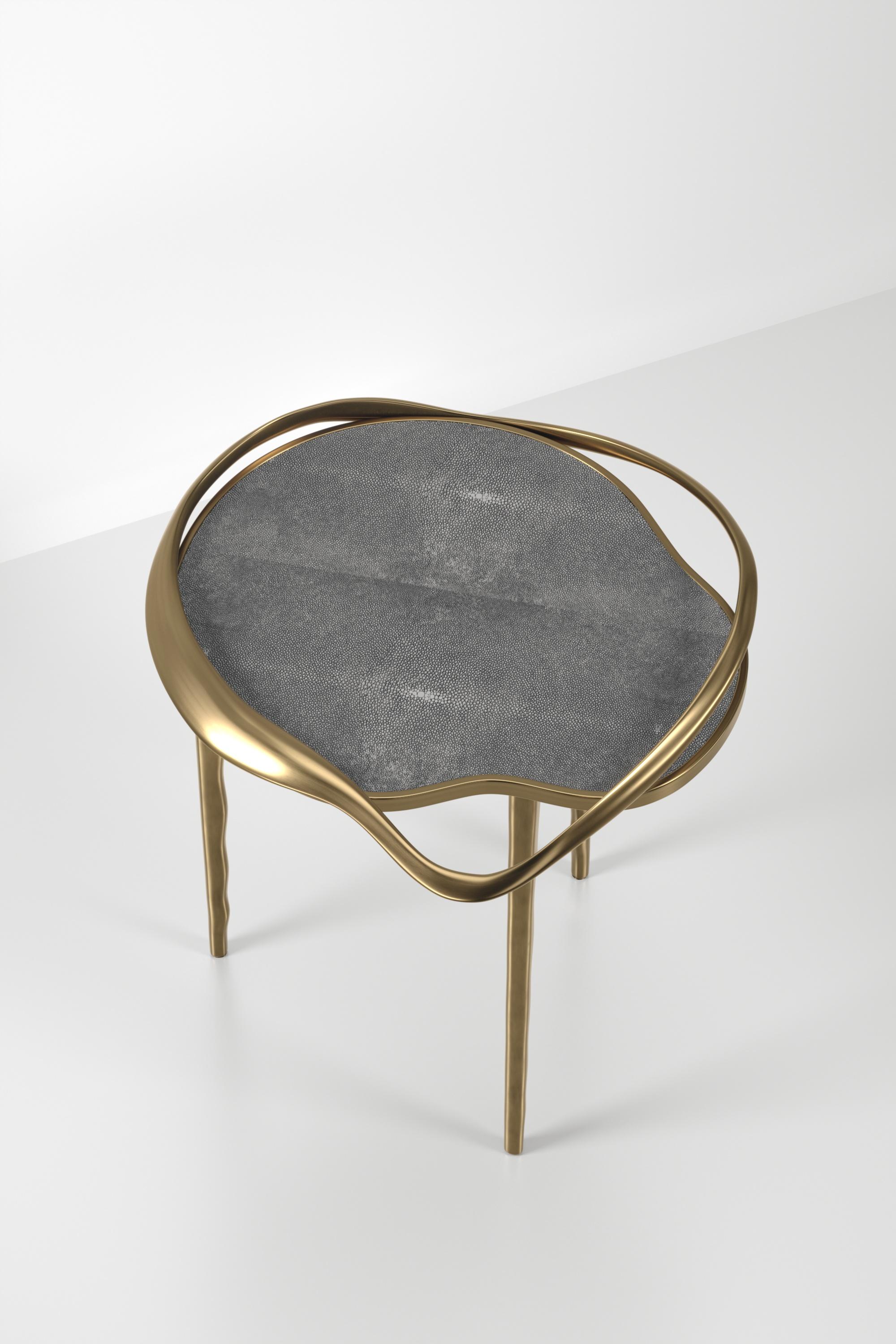 Table d'appoint incrustée de coquillages avec cadre sculptural en laiton patiné par KIFU PARIS Neuf - En vente à New York, NY