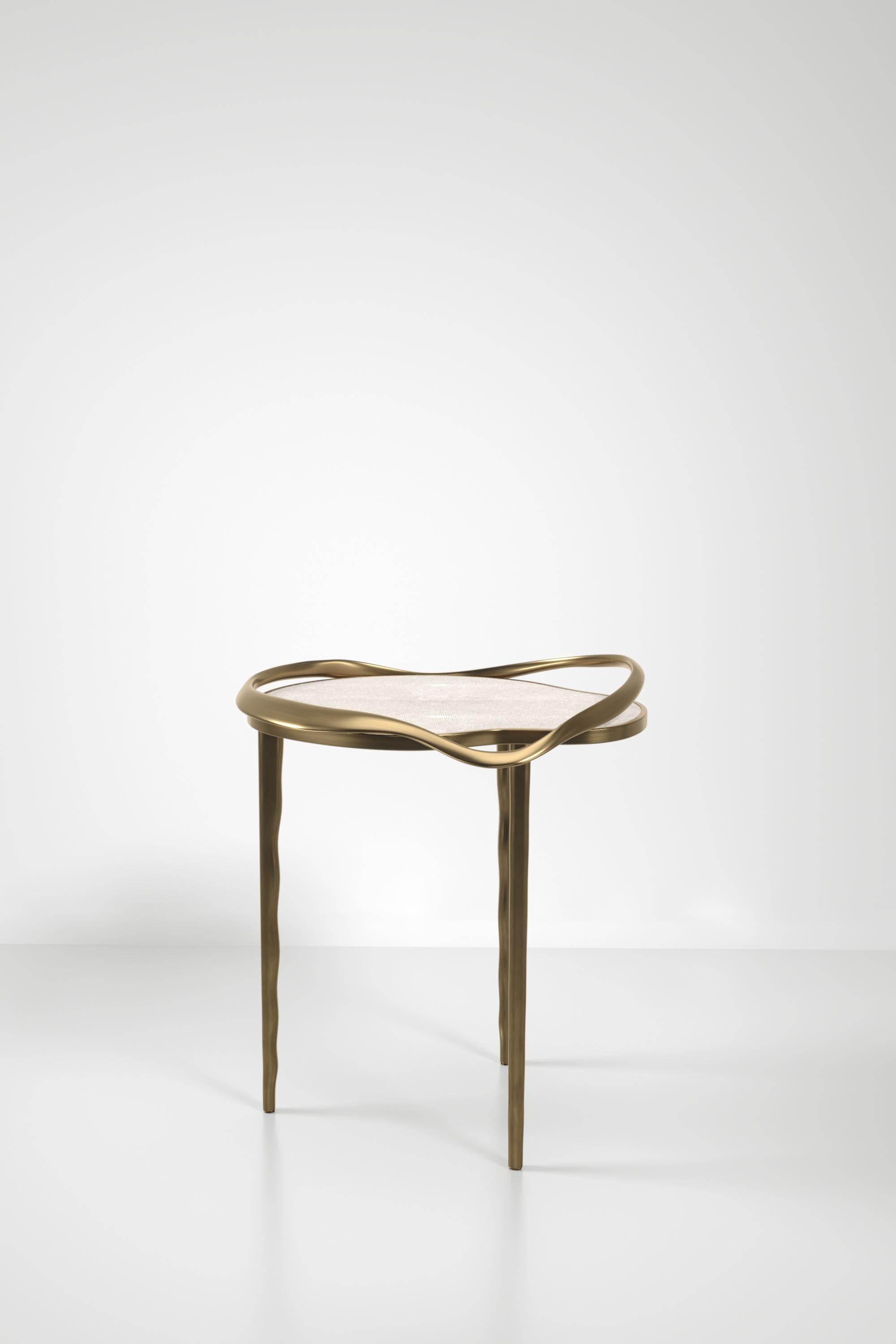 XXIe siècle et contemporain Table d'appoint incrustée de coquillages avec cadre sculptural en laiton patiné par KIFU PARIS en vente