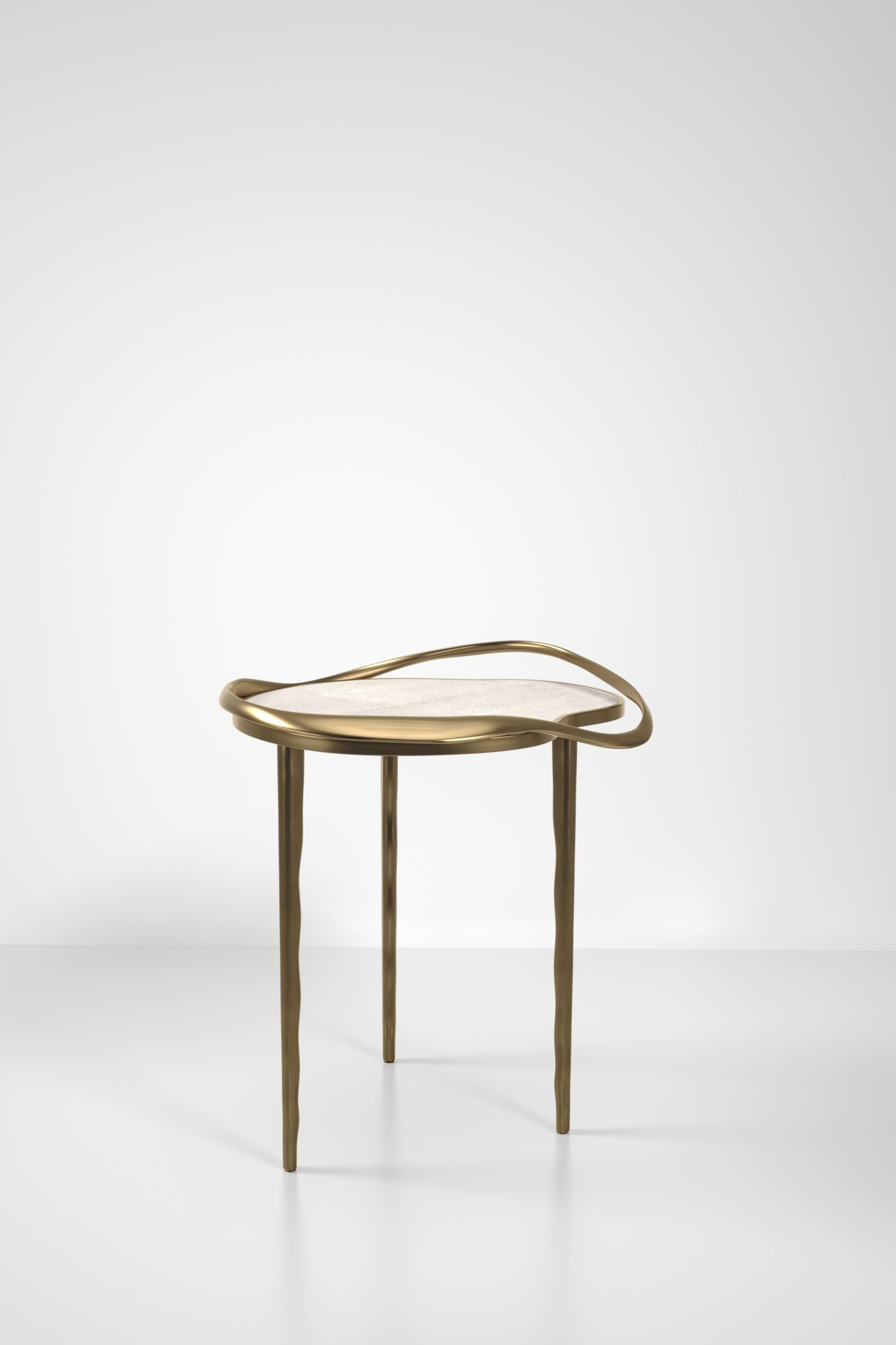 Laiton Table d'appoint incrustée de coquillages avec cadre sculptural en laiton patiné par KIFU PARIS en vente