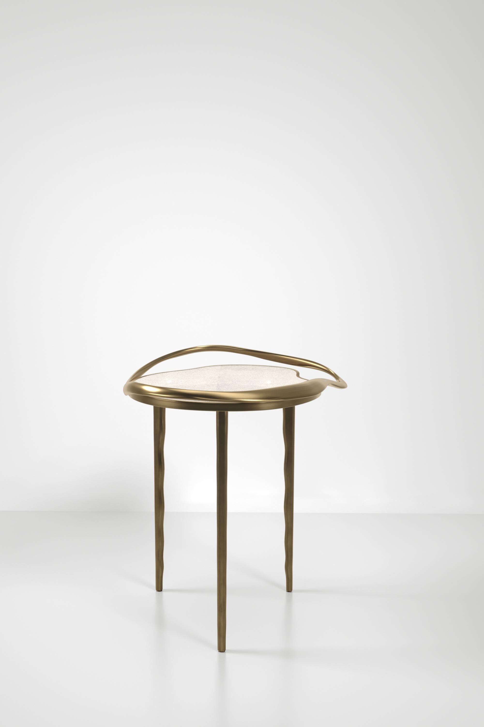 Table d'appoint incrustée de coquillages avec cadre sculptural en laiton patiné par KIFU PARIS en vente 1