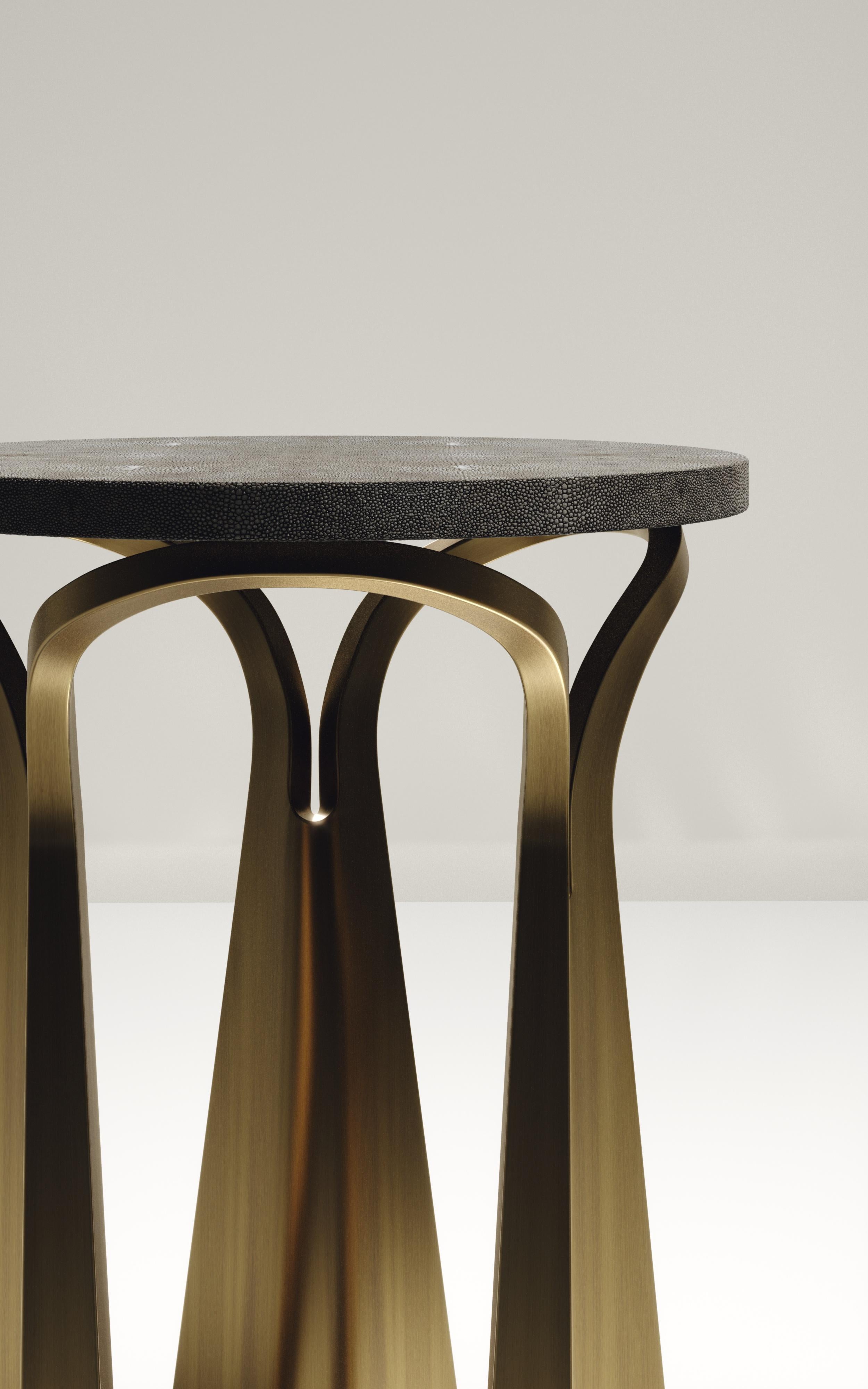 Beistelltisch mit Muschel-Intarsien und skulpturalen Bronze-Patina-Messingbeinen von R&Y Augousti im Angebot 3