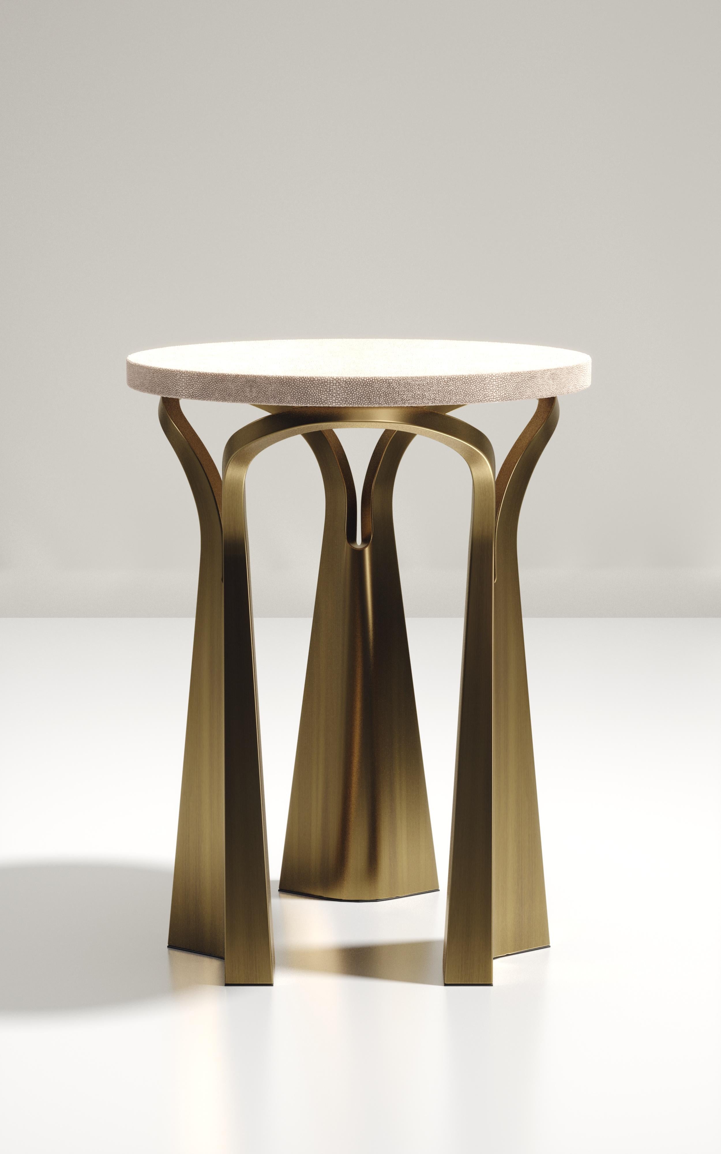 Beistelltisch mit Muschel-Intarsien und skulpturalen Bronze-Patina-Messingbeinen von R&Y Augousti im Angebot 5