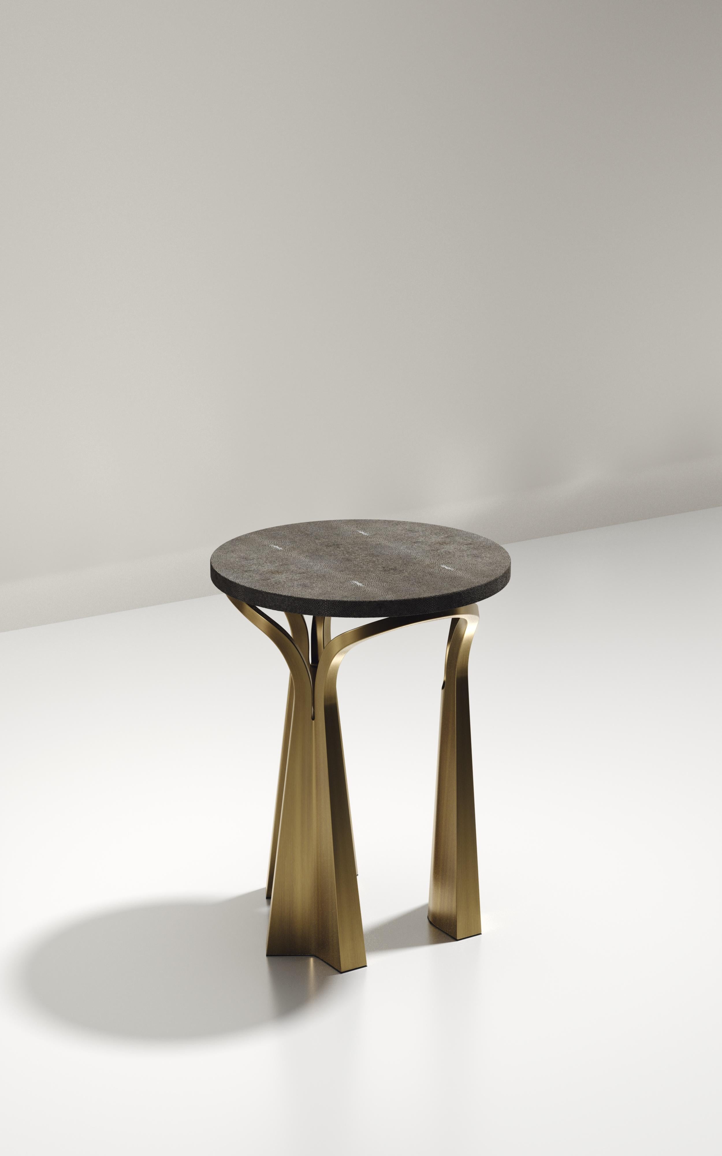 Beistelltisch mit Muschel-Intarsien und skulpturalen Bronze-Patina-Messingbeinen von R&Y Augousti im Zustand „Neu“ im Angebot in New York, NY