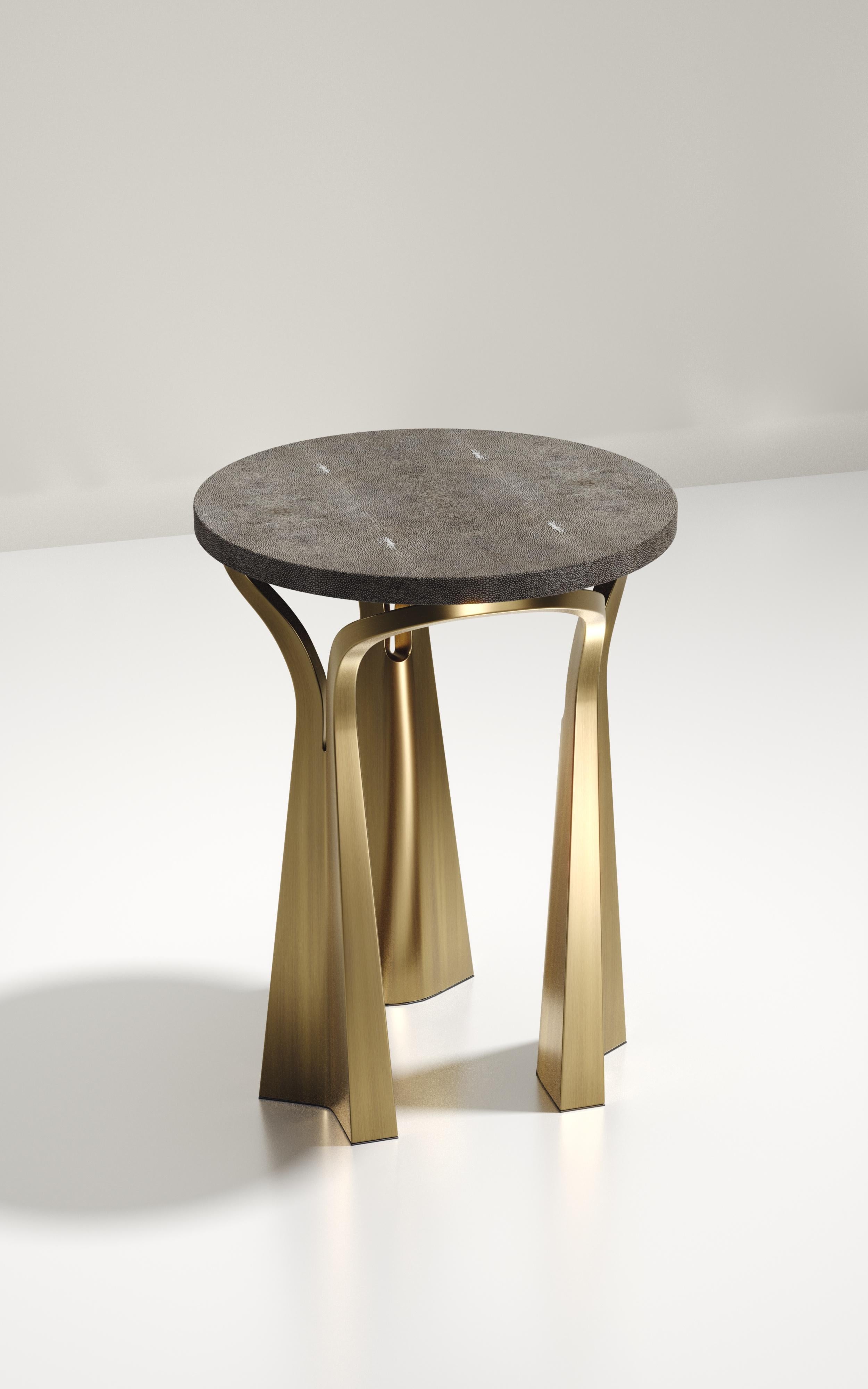 Beistelltisch mit Muschel-Intarsien und skulpturalen Bronze-Patina-Messingbeinen von R&Y Augousti im Angebot 1
