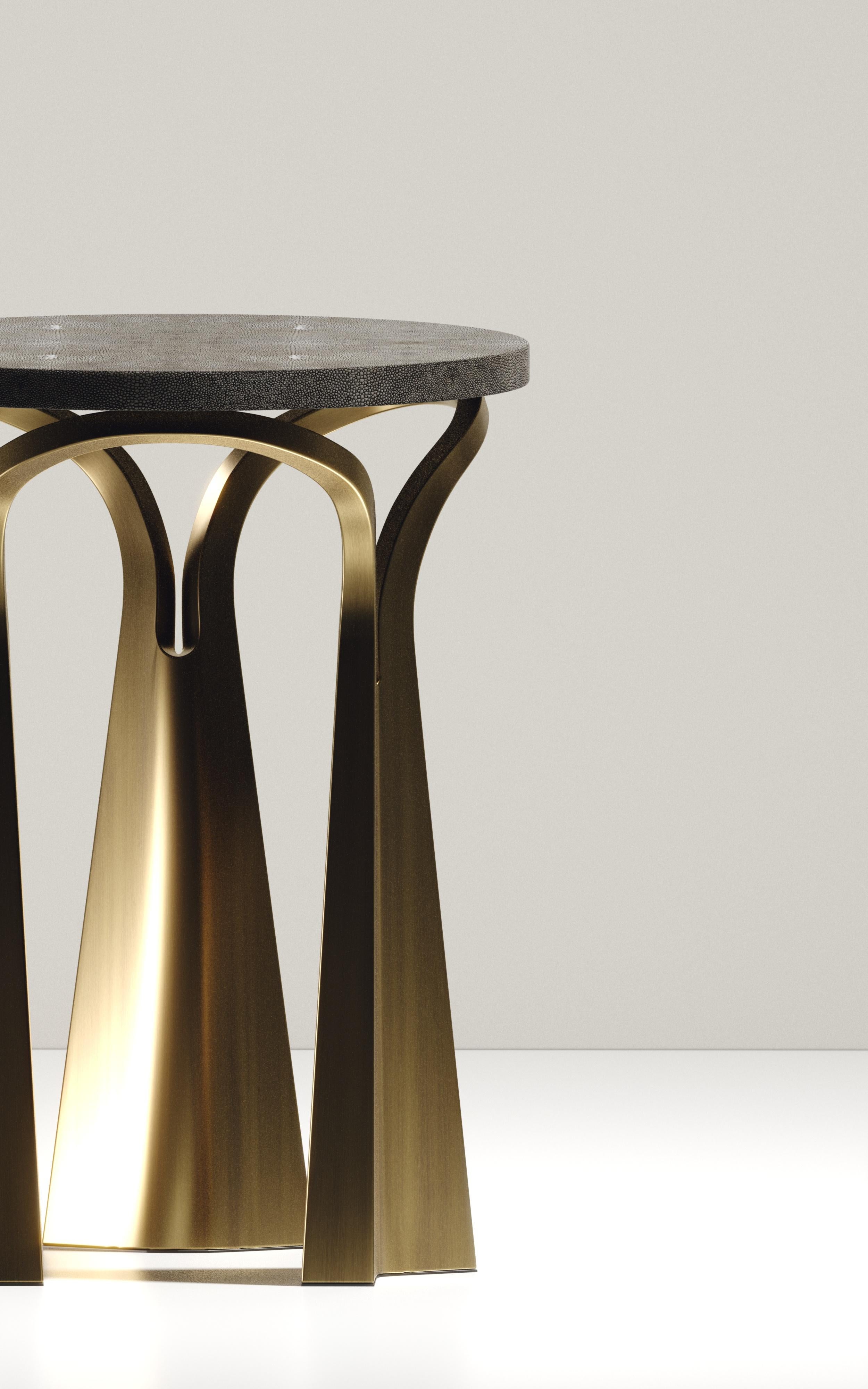 Beistelltisch mit Muschel-Intarsien und skulpturalen Bronze-Patina-Messingbeinen von R&Y Augousti im Angebot 2