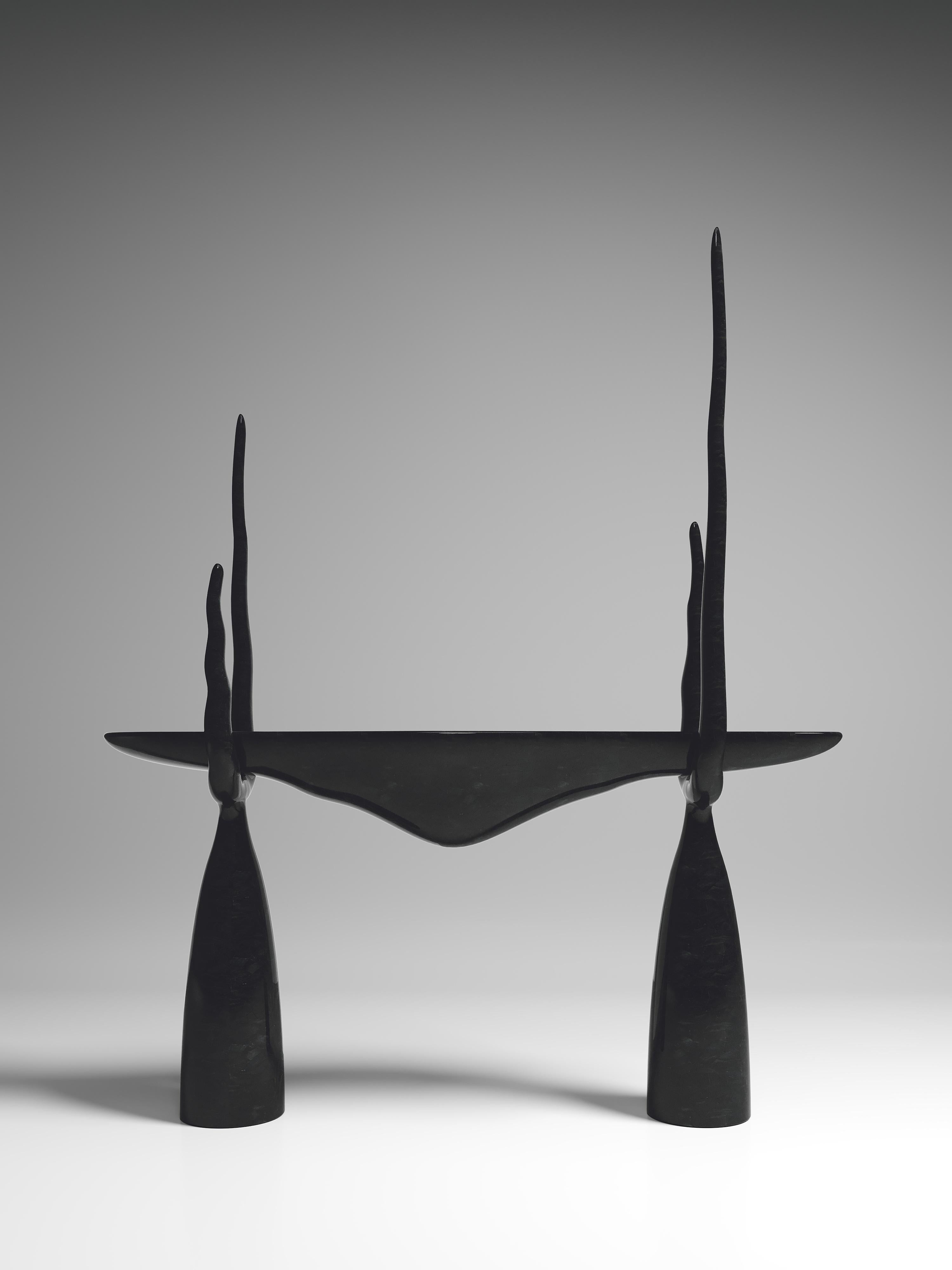 La console Sylvie est une pièce éthérée et sculpturale. Cette table s'inspire de l'emblématique chaise Sylvie de R&Y Augousti, l'un de leurs tout premiers designs, et leur association crée un effet majestueux et époustouflant dans n'importe quel