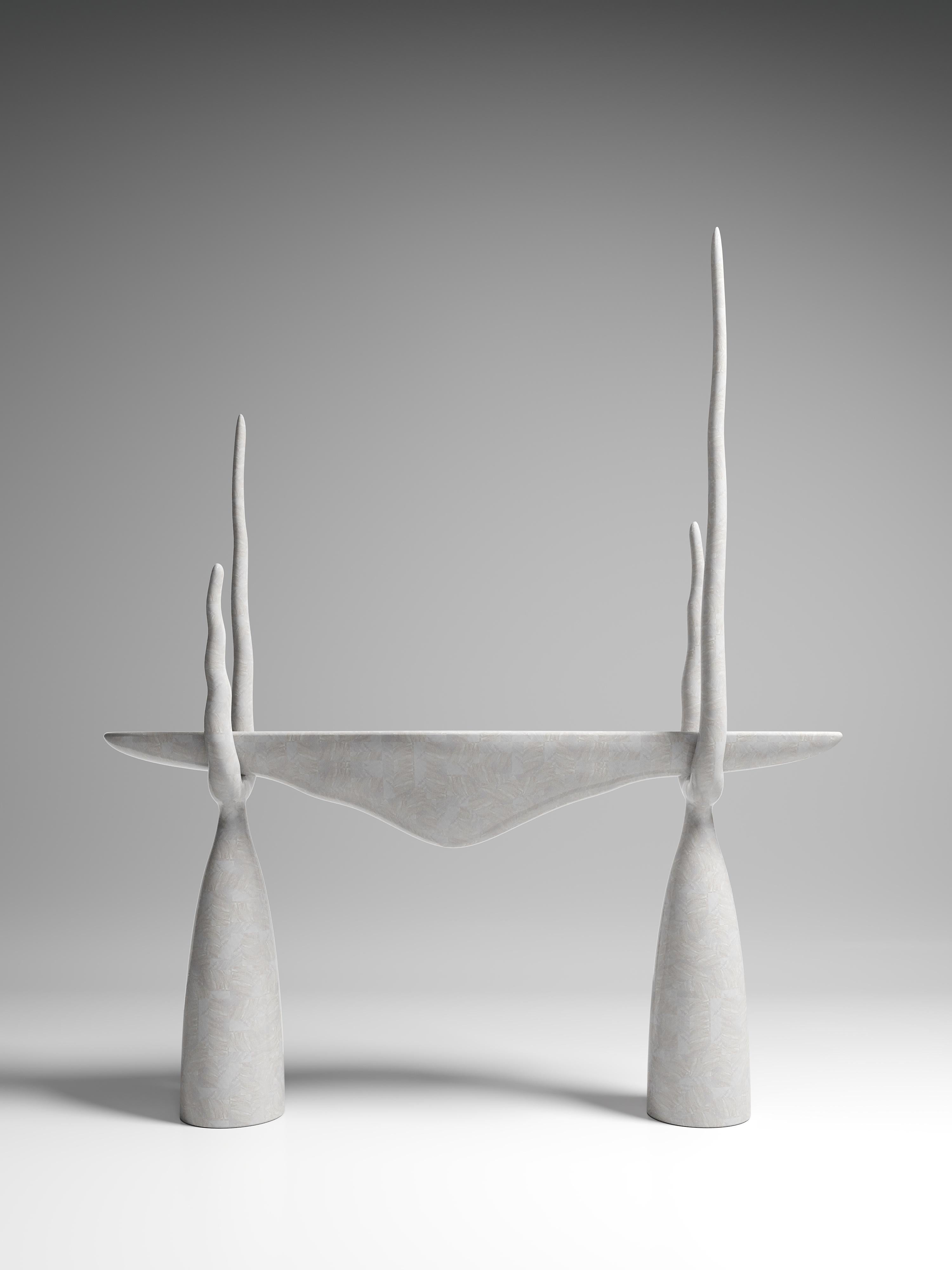 La console Sylvie est une pièce éthérée et sculpturale. Cette table s'inspire de l'emblématique chaise Sylvie de R&Y Augousti, l'un de leurs tout premiers designs, et leur association crée un effet majestueux et époustouflant dans n'importe quel