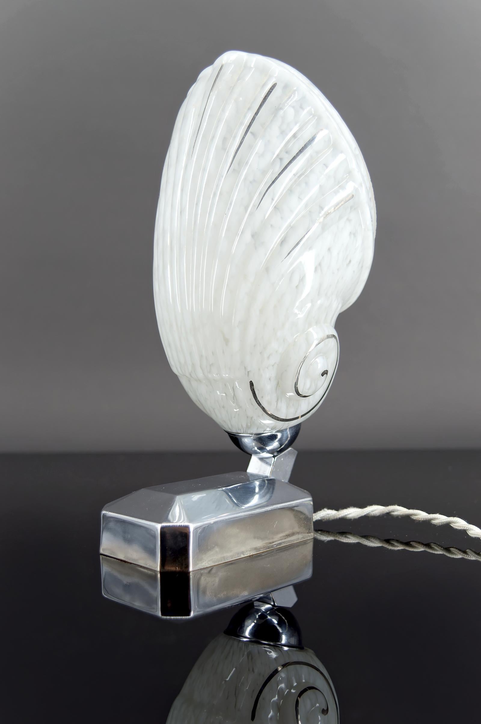 Apportez une touche d'élégance intemporelle à votre intérieur avec cette lampe de bureau moderniste Art déco, rare et raffinée, fabriquée en France vers 1930. 

Véritable chef-d'œuvre du style Art déco, cette pièce se distingue par sa silhouette
