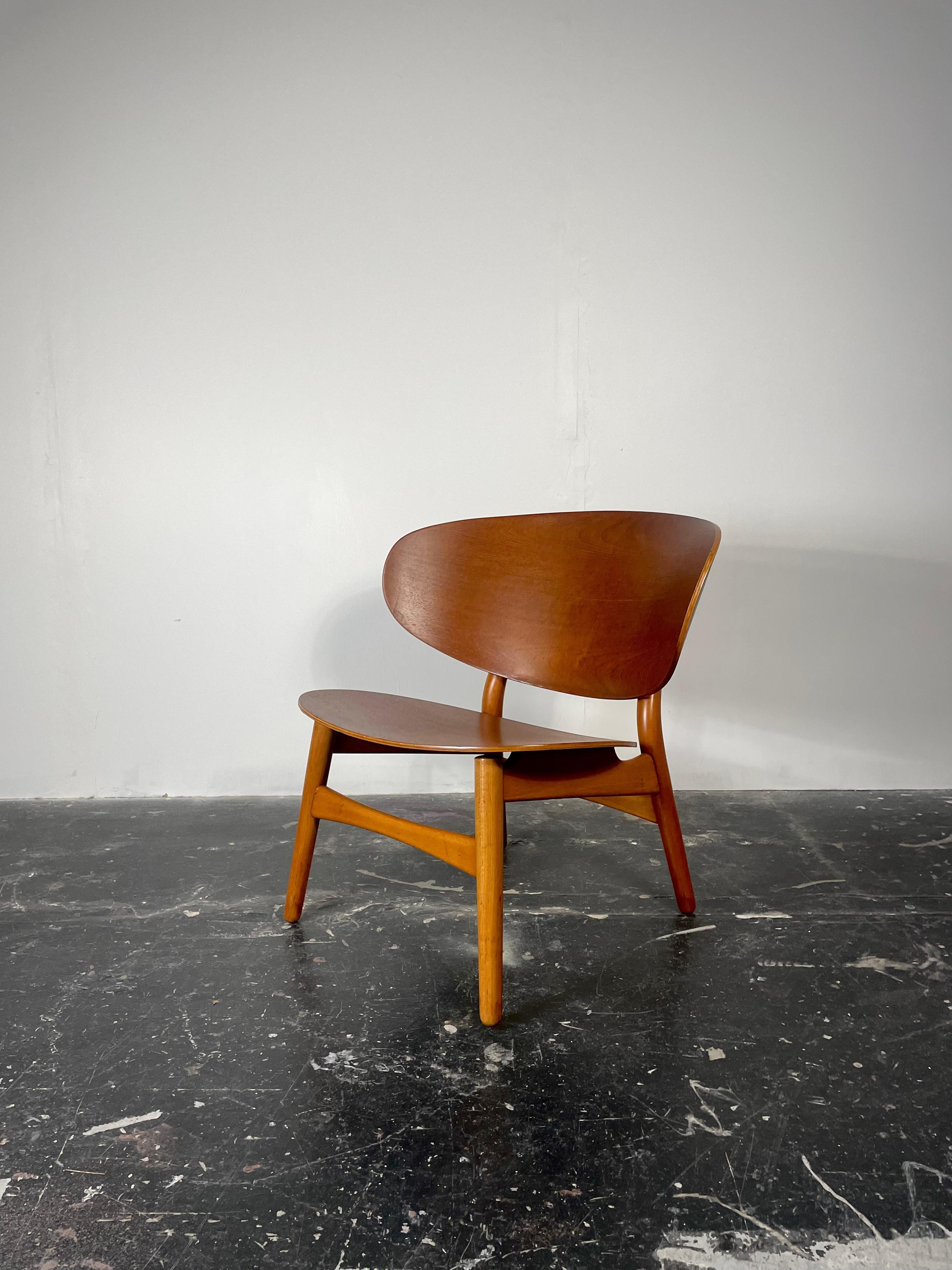 Chaise longue Shell, modèle FH 1936, conçue par Hans J. Wegner en 1948 et fabriquée sous peu par Fritz Hansen au début des années cinquante. Après la seconde guerre mondiale, plusieurs designers ont expérimenté le contreplaqué moulé. Cette chaise