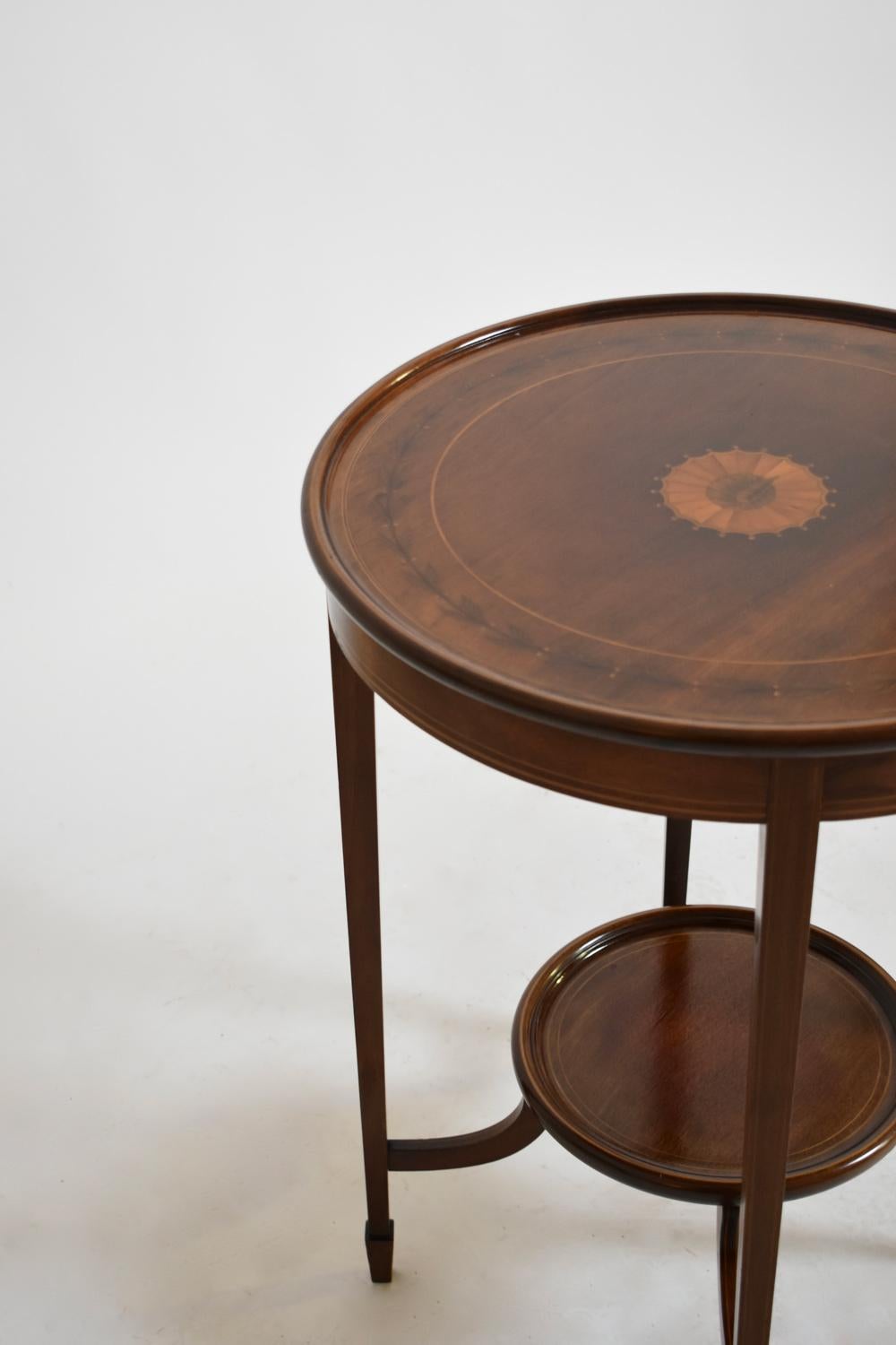 Anglais Table d'appoint ronde en marqueterie de coquillages, C.I.C.