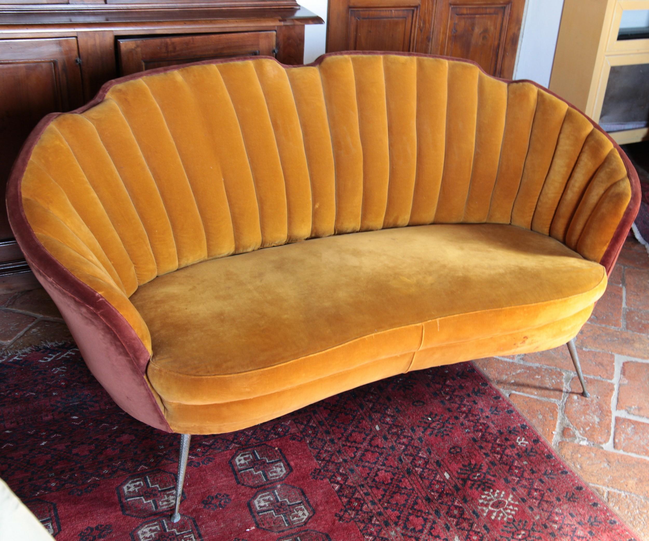 Shell Midcentury Curved Sofa, Brass Cast Feet, Original Velvet, Casa e Giardino For Sale 2