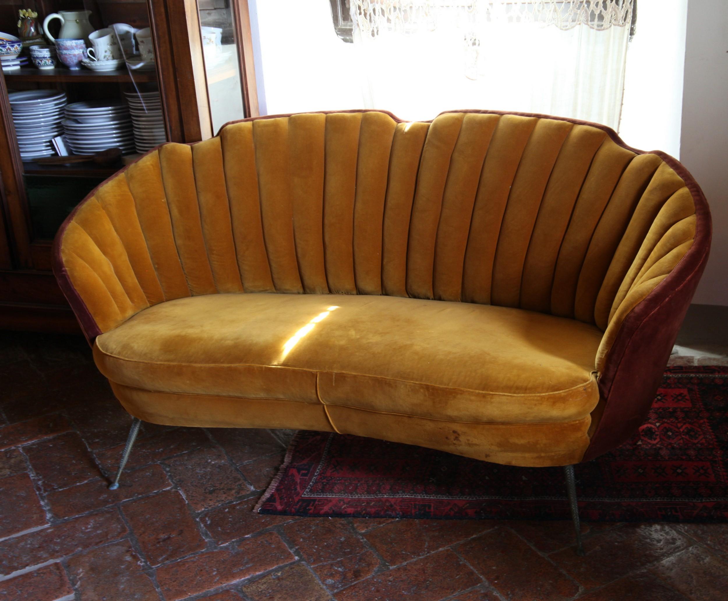 Shell Midcentury Curved Sofa, Brass Cast Feet, Original Velvet, Casa e Giardino For Sale 3