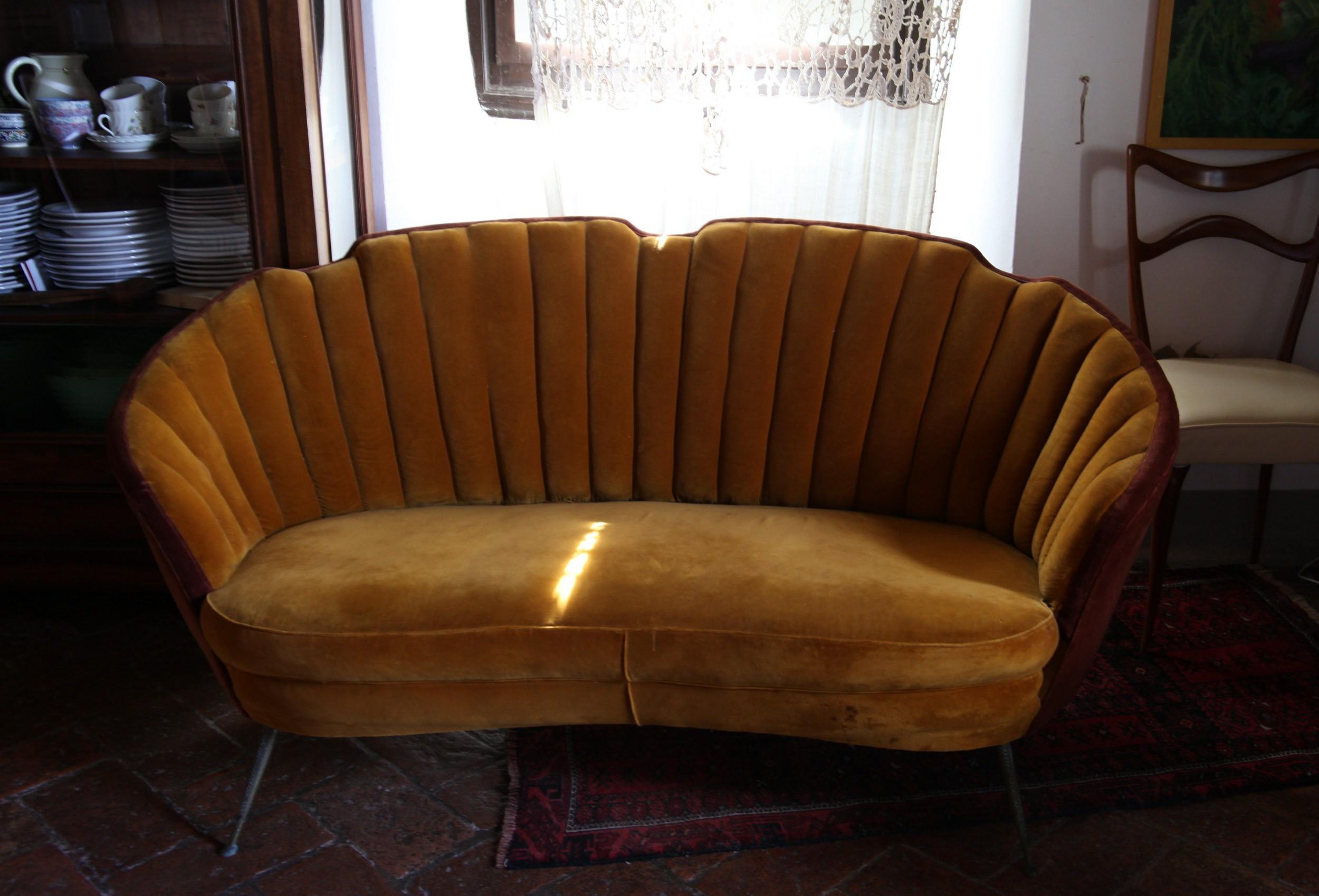 Muschel-Sofa aus der Mitte des Jahrhunderts, Messingfüße, Original-Samt, Casa e Giardino im Angebot 6