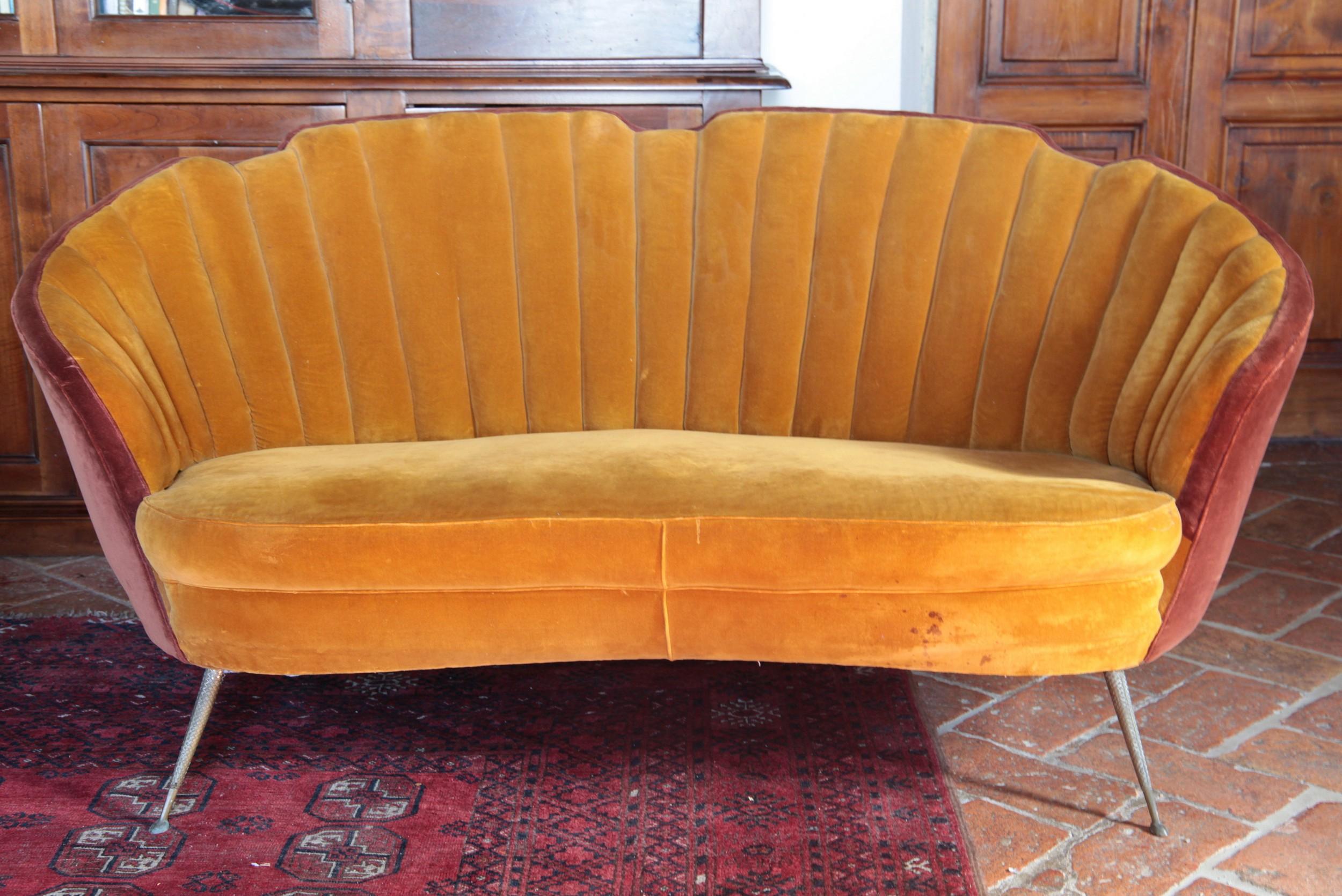 Muschel-Sofa aus der Mitte des Jahrhunderts, Messingfüße, Original-Samt, Casa e Giardino im Angebot 7