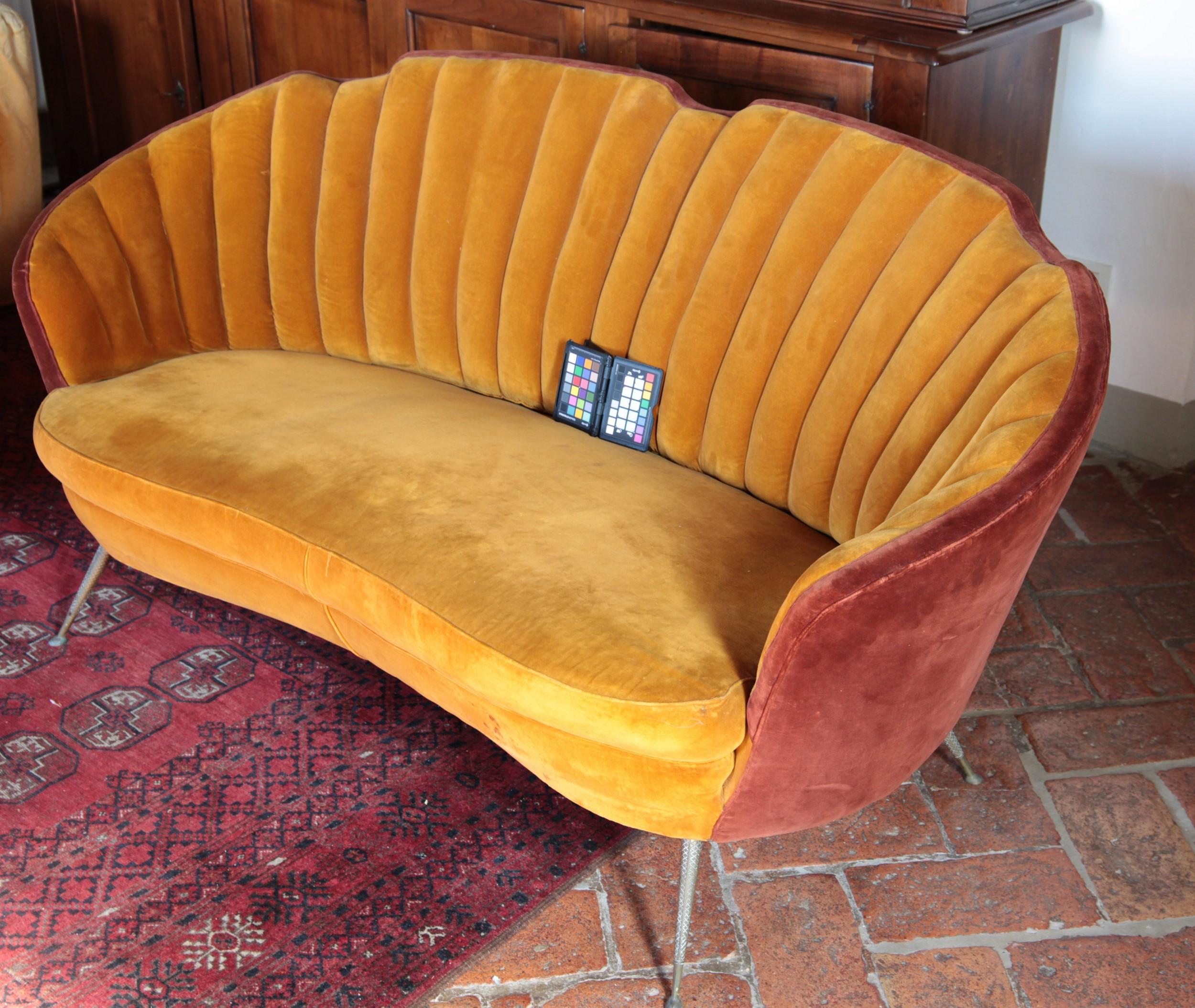 Muschel-Sofa aus der Mitte des Jahrhunderts, Messingfüße, Original-Samt, Casa e Giardino im Angebot 10