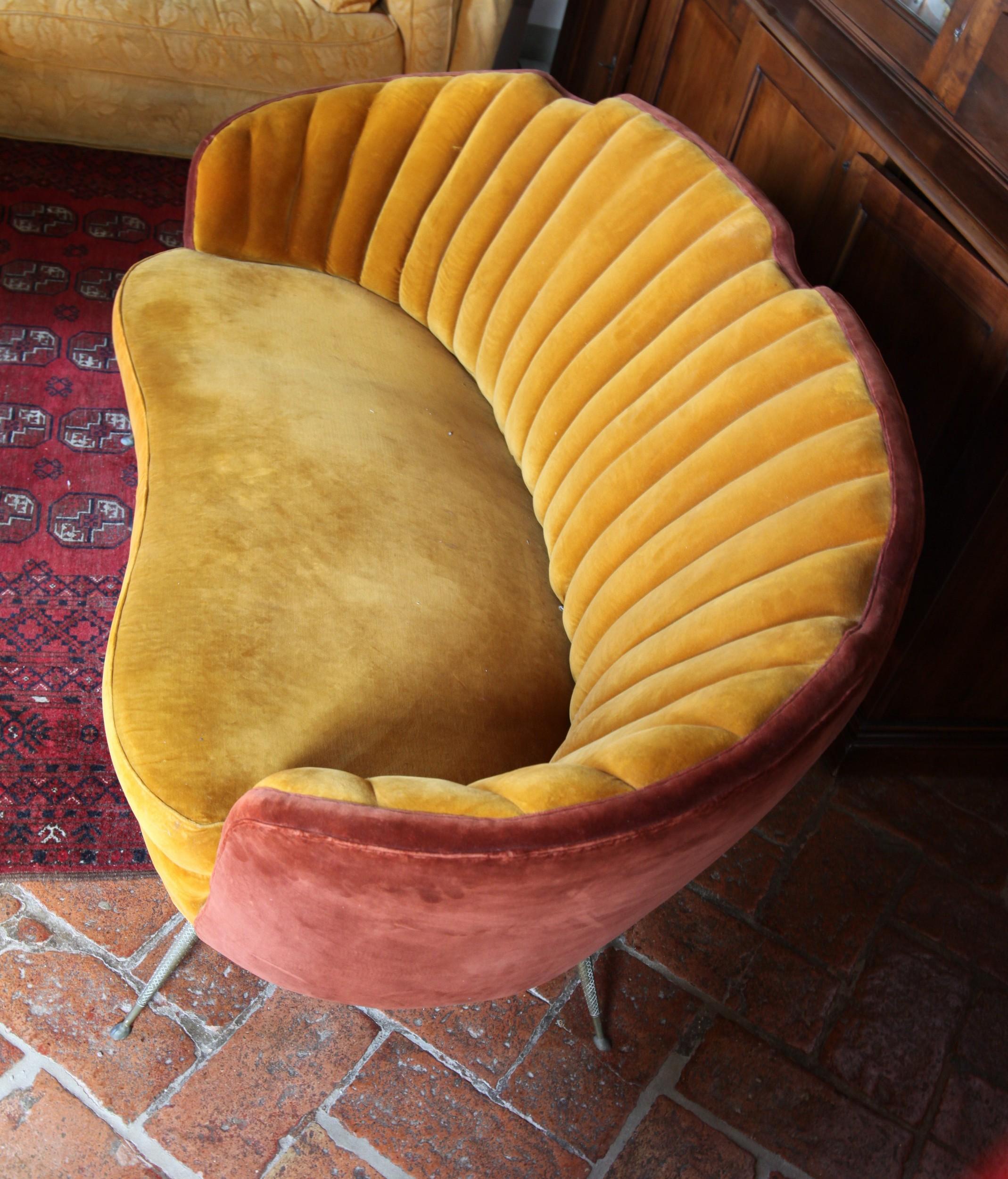 Mid-Century Modern Canapé courbé en coquillage du milieu du siècle dernier, pieds en laiton moulé, velours d'origine, Casa e Giardino