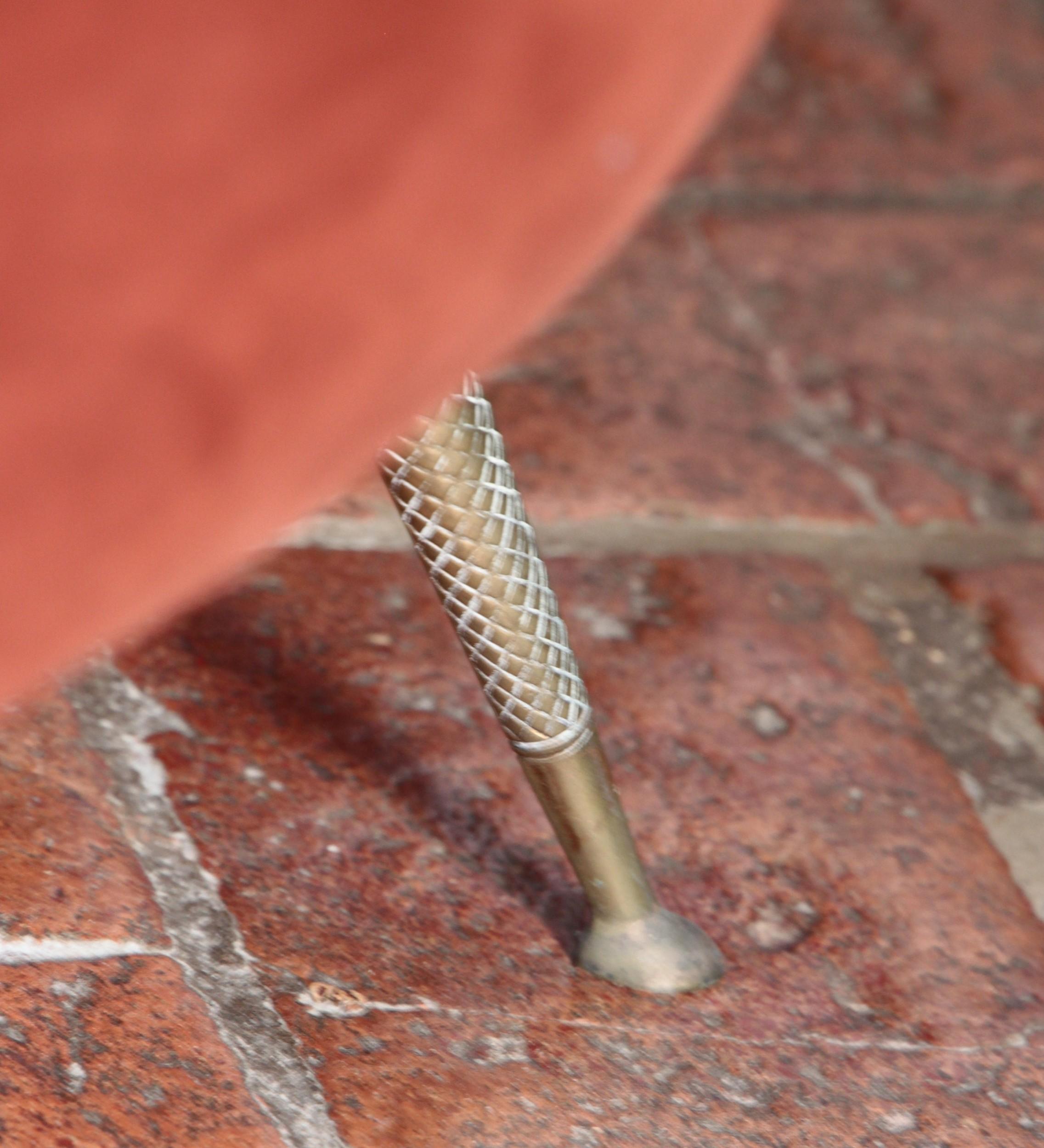 20ième siècle Canapé courbé en coquillage du milieu du siècle dernier, pieds en laiton moulé, velours d'origine, Casa e Giardino