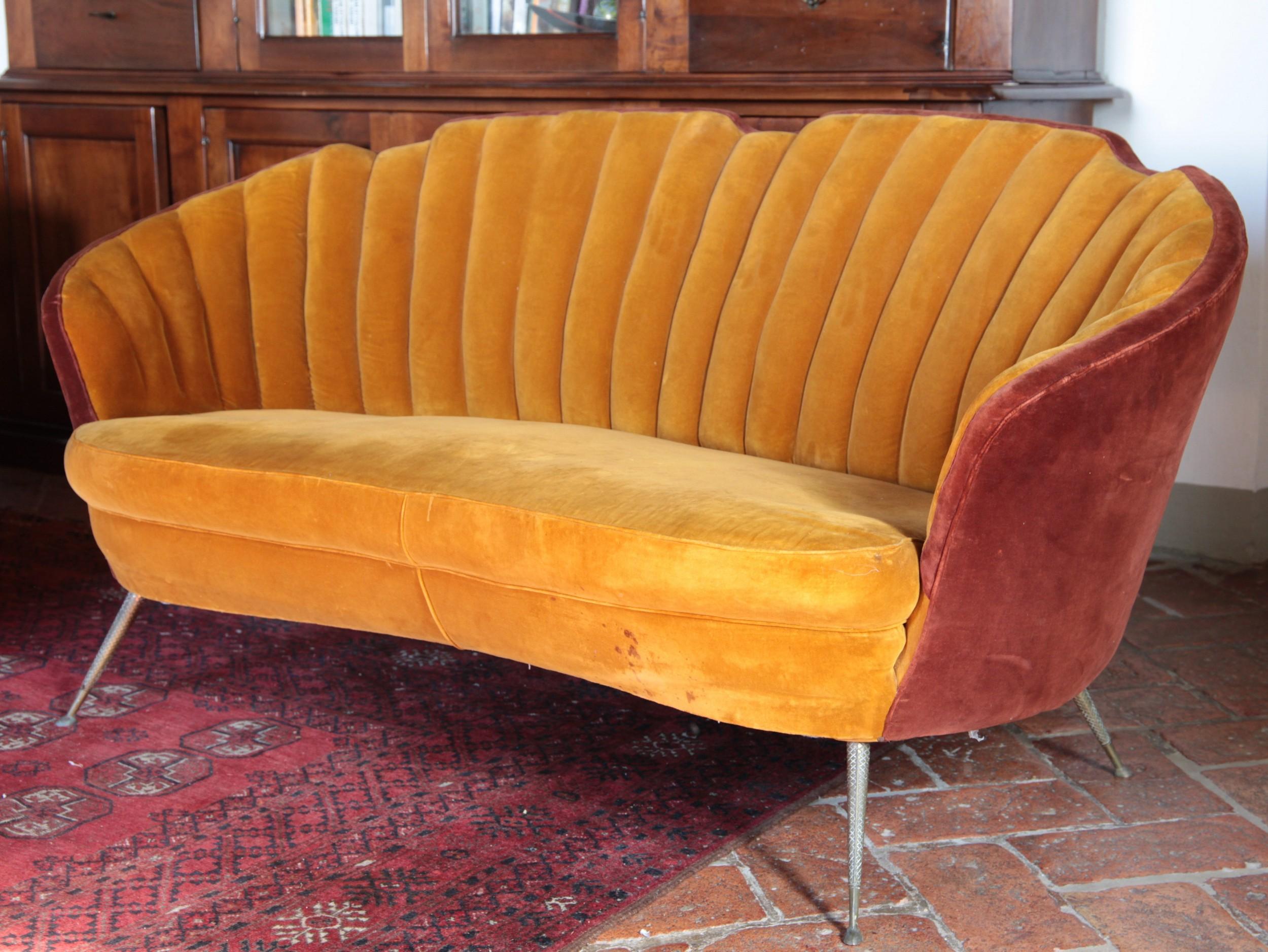 Shell Midcentury Curved Sofa, Brass Cast Feet, Original Velvet, Casa e Giardino In Fair Condition For Sale In Tavarnelle val di Pesa, Florence