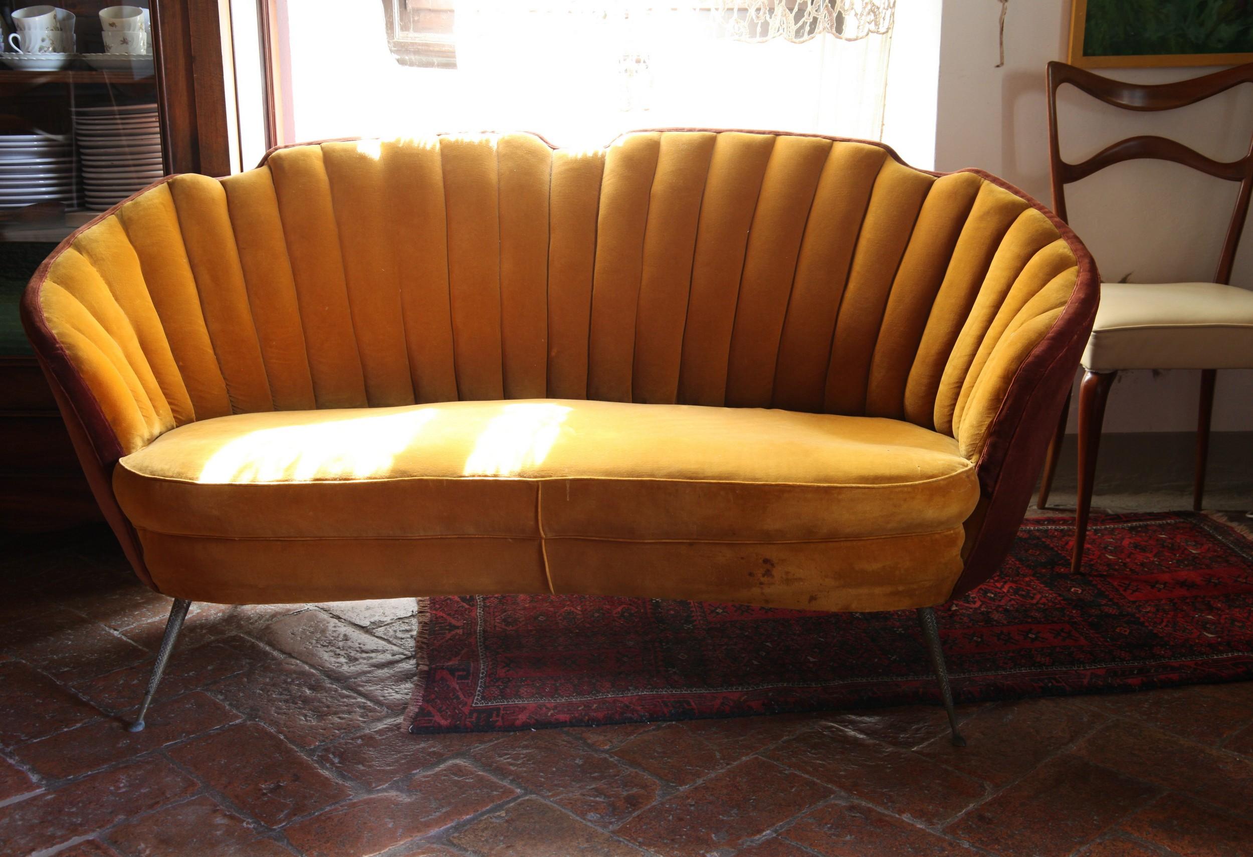 20th Century Shell Midcentury Curved Sofa, Brass Cast Feet, Original Velvet, Casa e Giardino For Sale