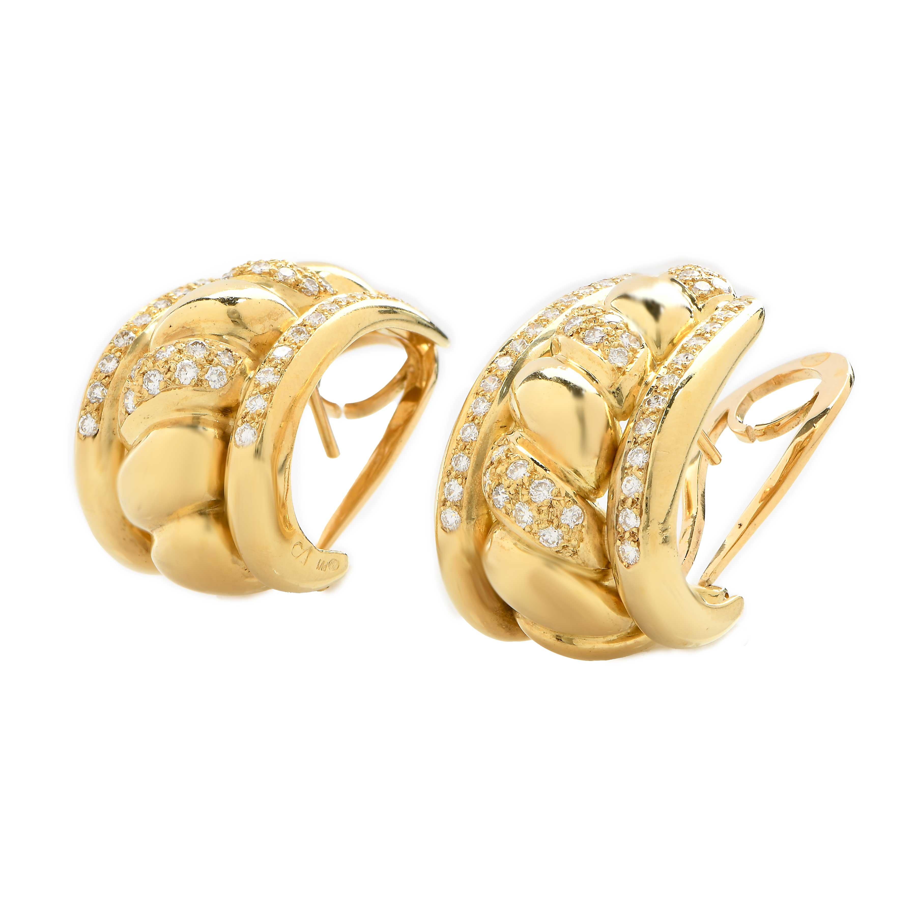 Ces boucles d'oreilles exquises en or jaune 18 carats et diamants incarnent le luxe intemporel dans un motif de coquillage captivant, alliant l'éclat chaud de l'or haute qualité à la brillance ardente de près d'une centaine de diamants.
Matériaux et