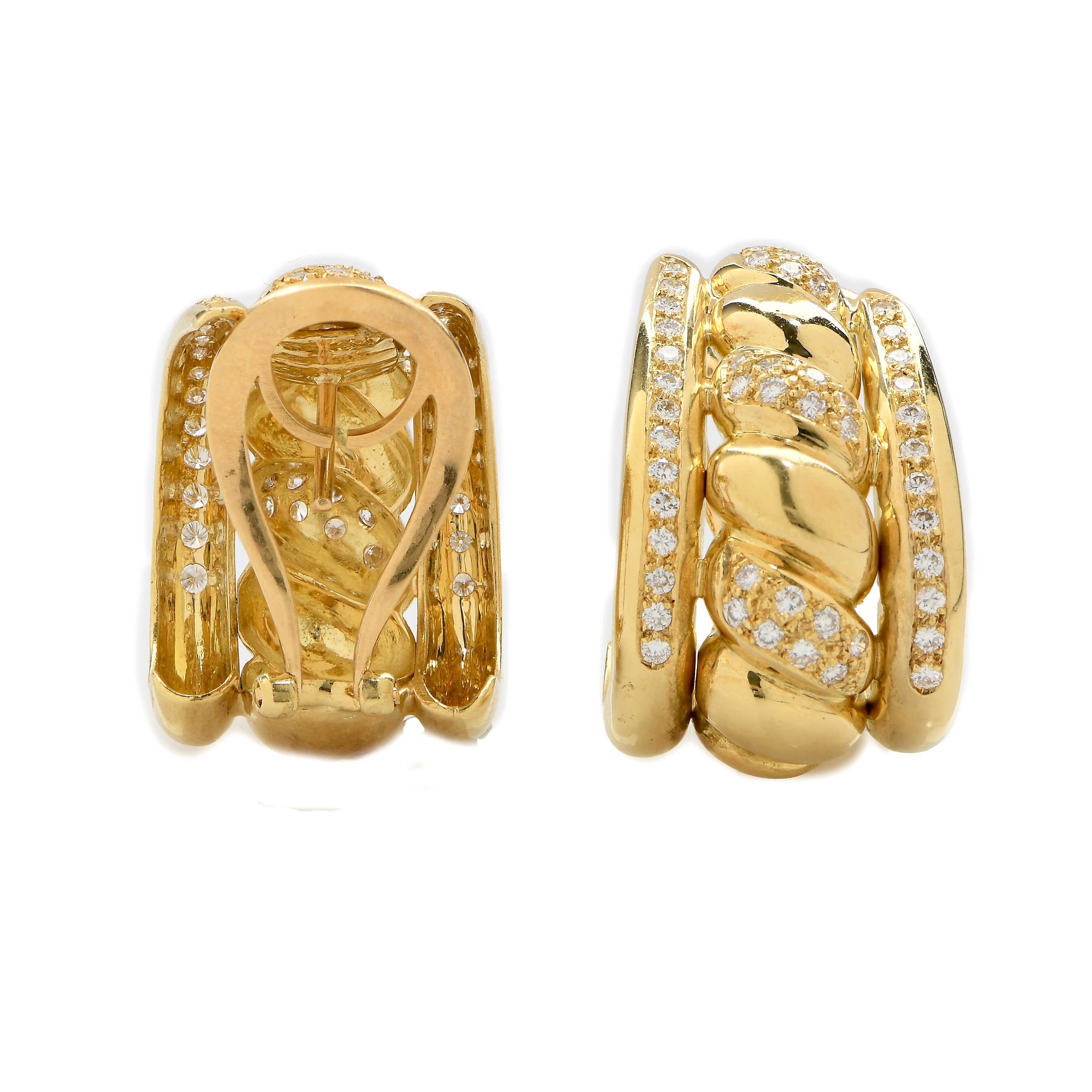 Moderne Boucles d'oreilles en or jaune 18 carats avec motifs de coquillages et diamants en vente