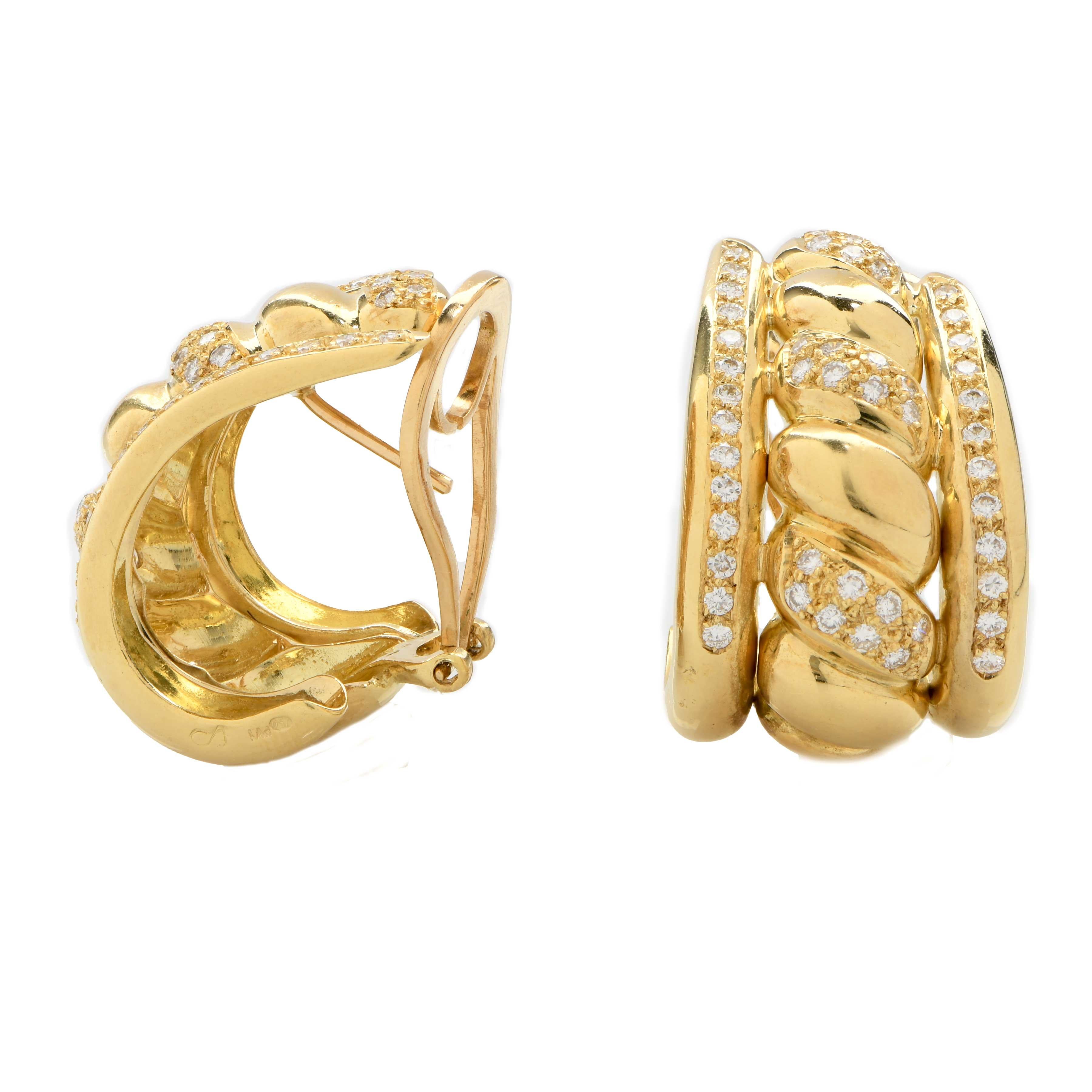 Taille ronde Boucles d'oreilles en or jaune 18 carats avec motifs de coquillages et diamants en vente