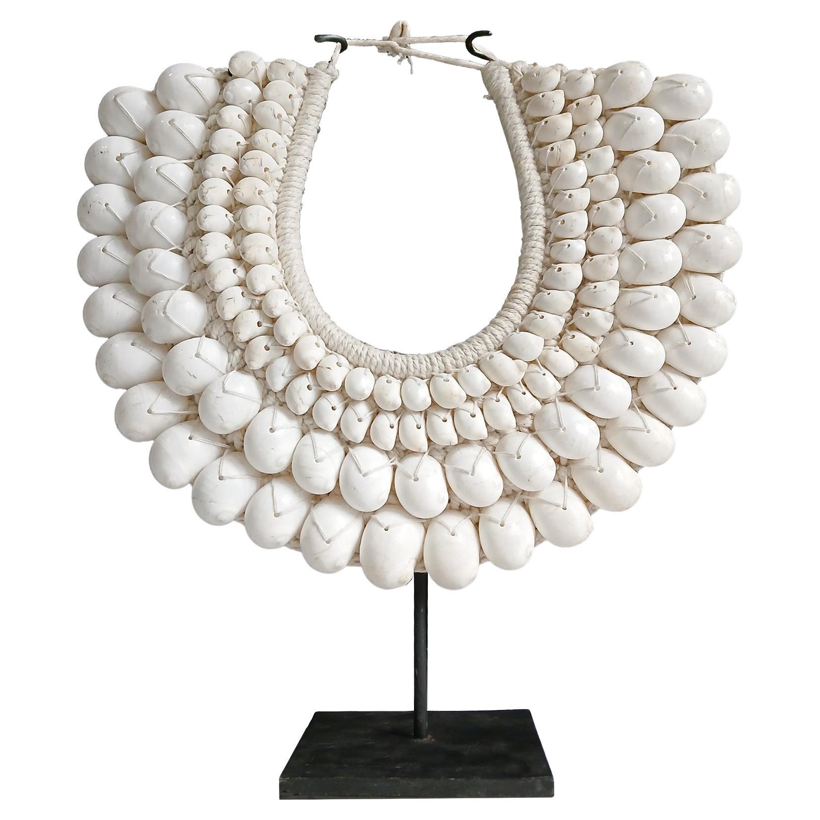 Collana di conchiglie su supporto, Papua Nuova Guinea