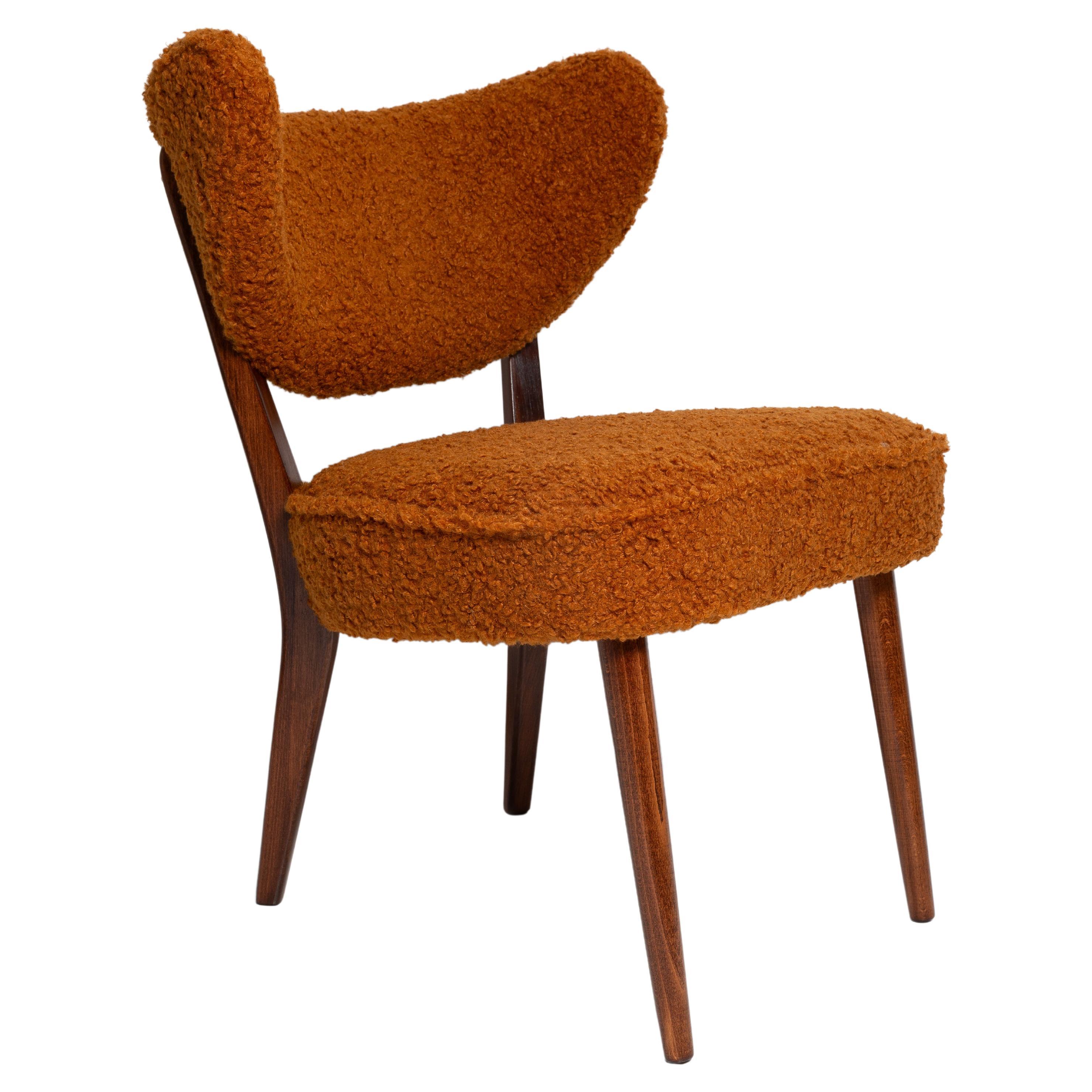 Fauteuil club en bouclette orange coquillage, par Vintola Studio, Europe, Pologne