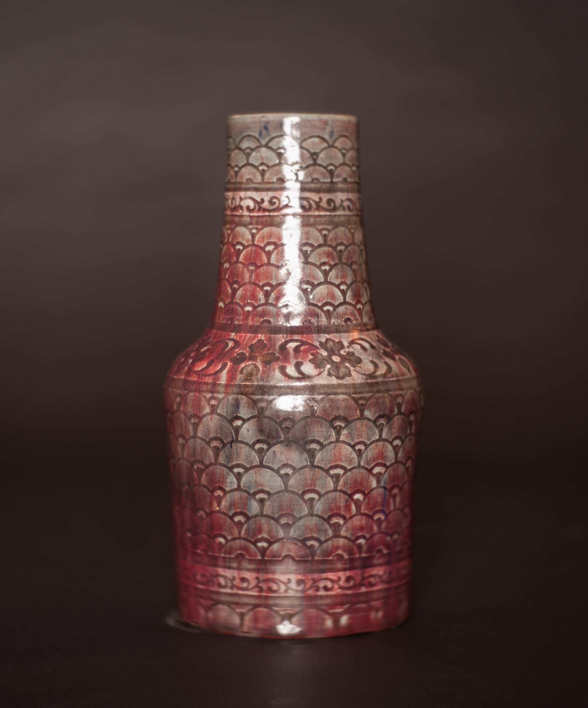 Ce vase ancien offre un rare aperçu de la fabrication d'un maître. Auguste Delaherche a fait de la science de l'expérimentation dans le domaine de la céramique une forme d'art. Issu d'une longue tradition de potiers de la région de Beauvais (France)