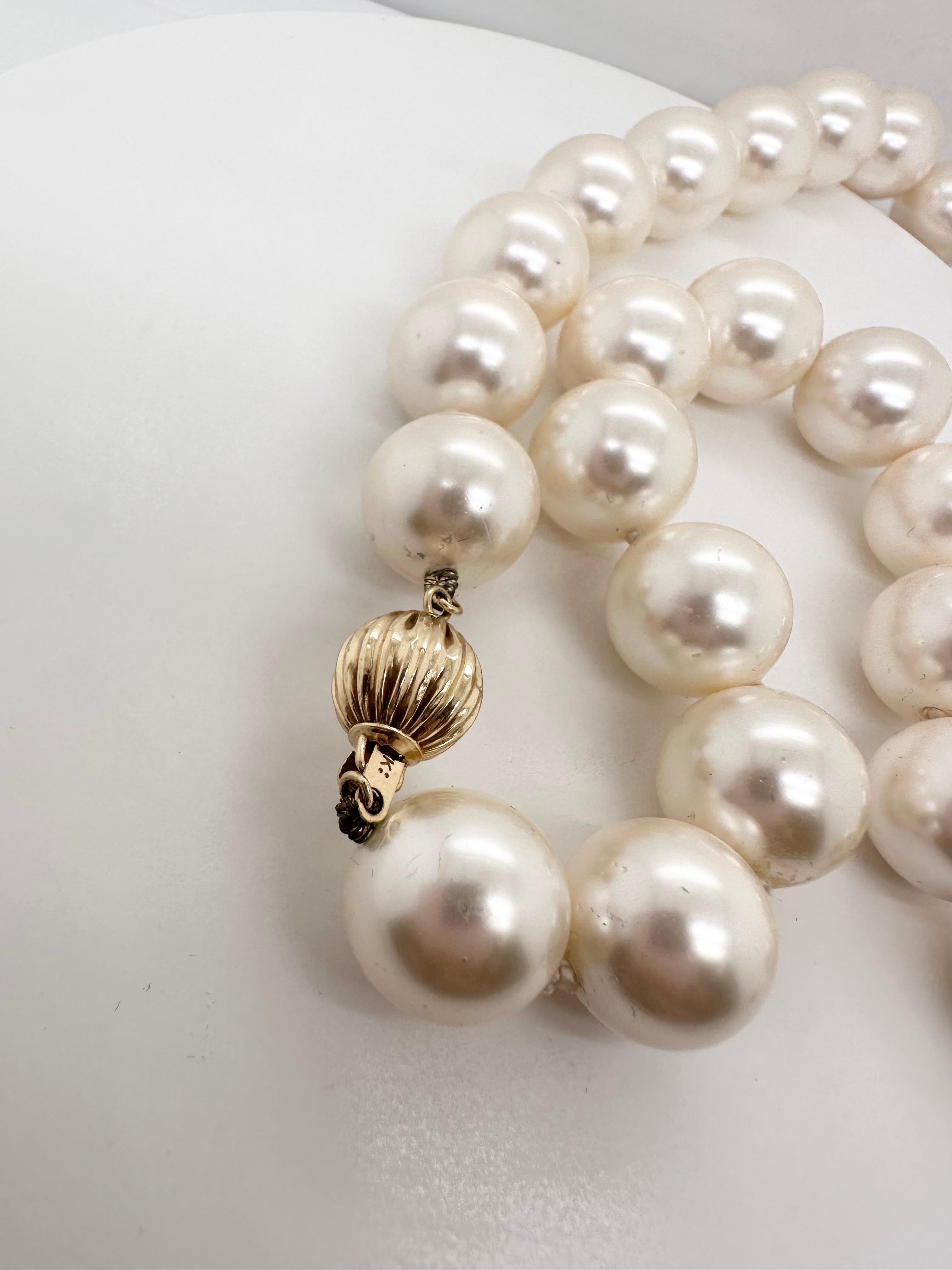 Round Cut Shell pearl necklace 14KT yellow gold clasp 18