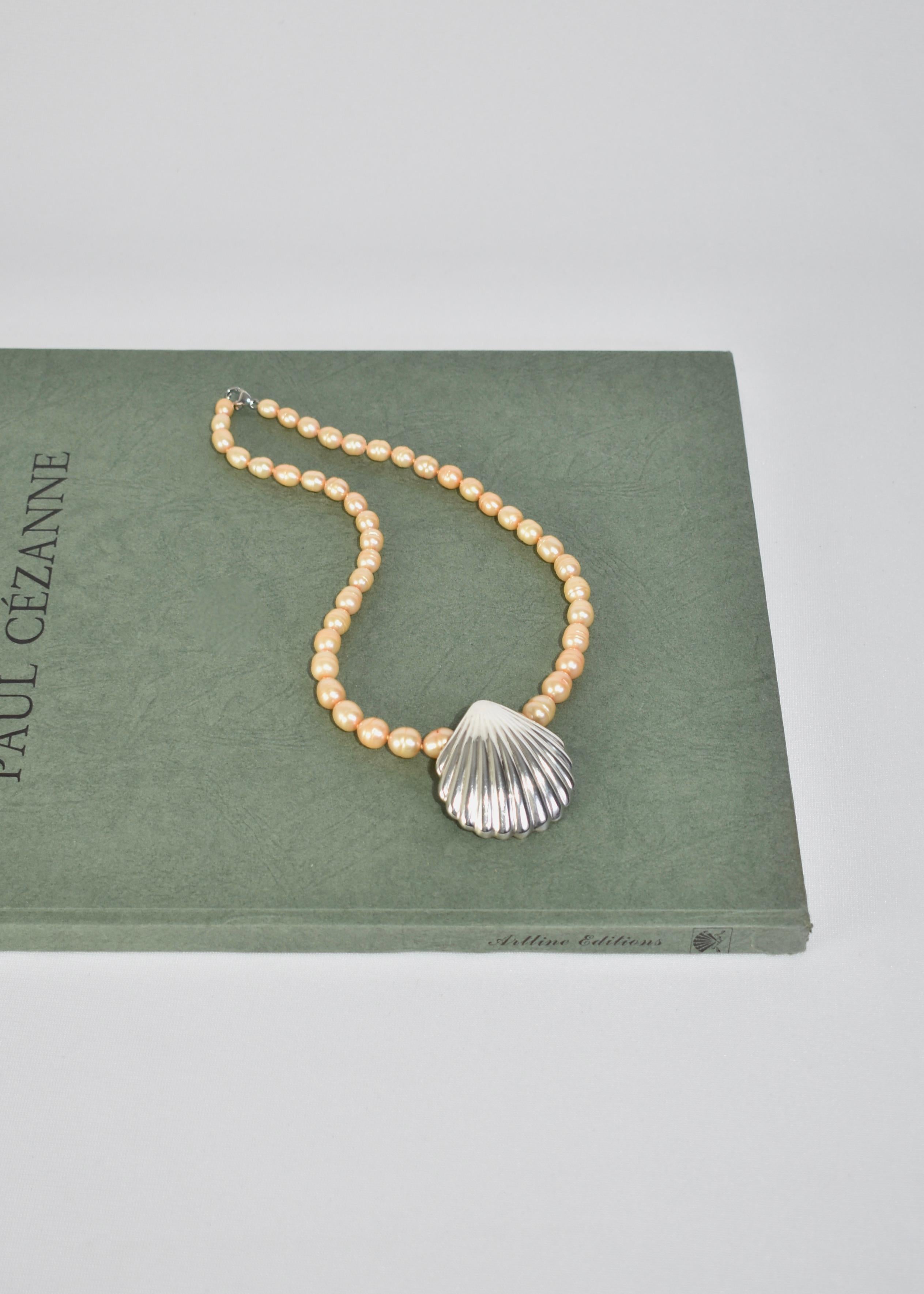 Shell Pearl Necklace In Good Condition In Richmond, VA