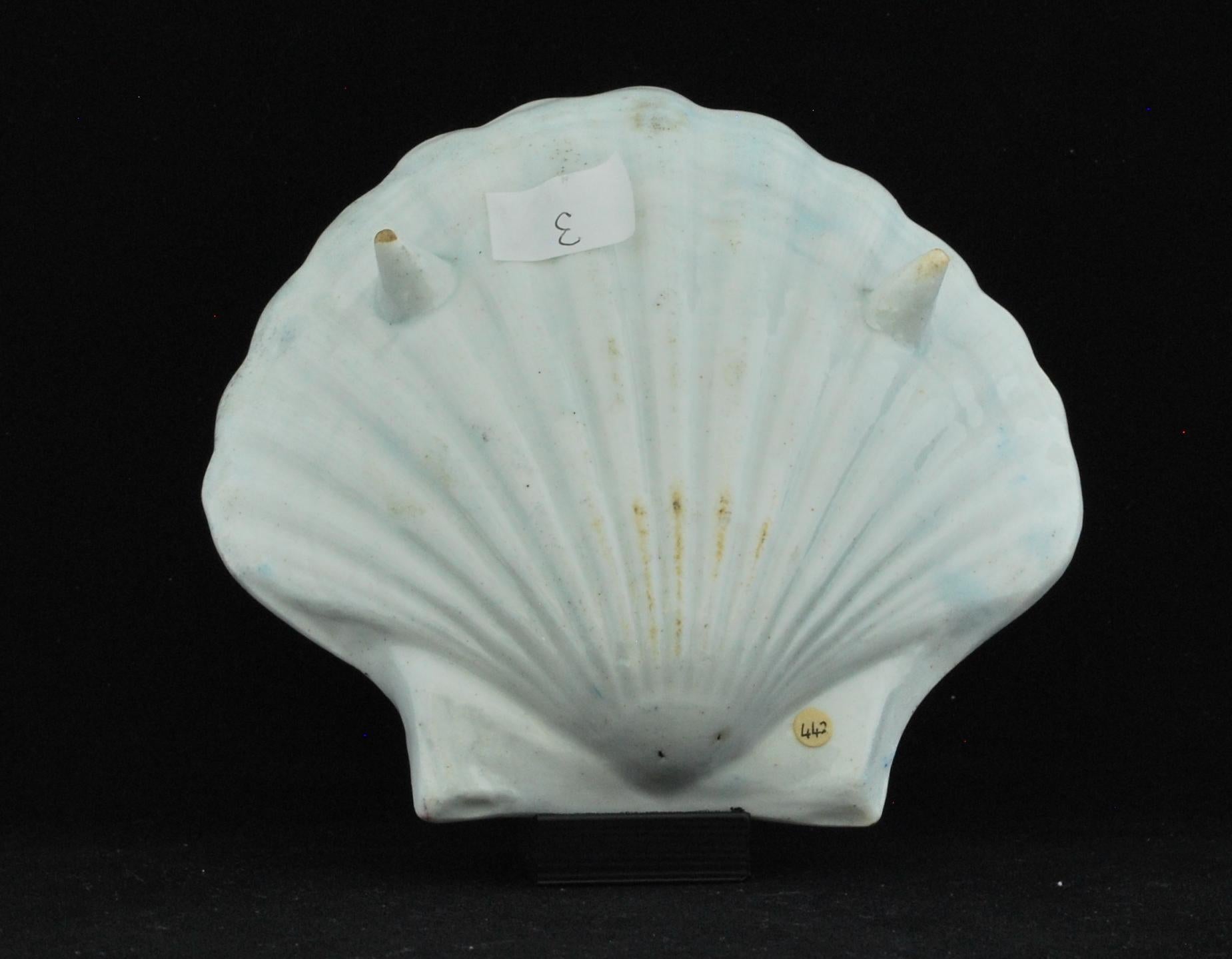 Chinoiserie Shell 'Pecten' Dish, Bow Porcelain Factory, circa 1747