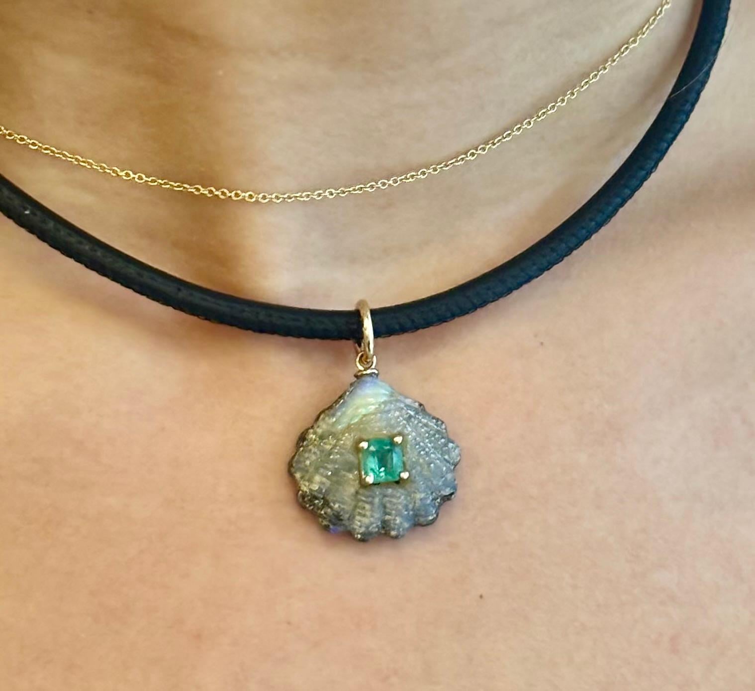 Ciondolo a forma di ciondolo di  OPALE AUSTRALIANO ED EMERALDO con ORO 14K In condizioni Nuovo a New York, NY