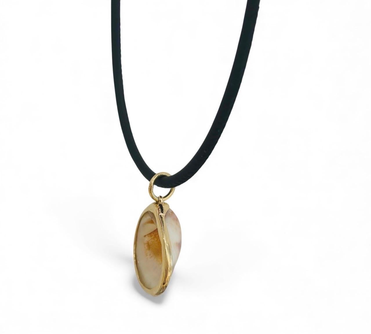 Ciondolo a forma di conchiglia con diamante e oro 14k in vendita 5