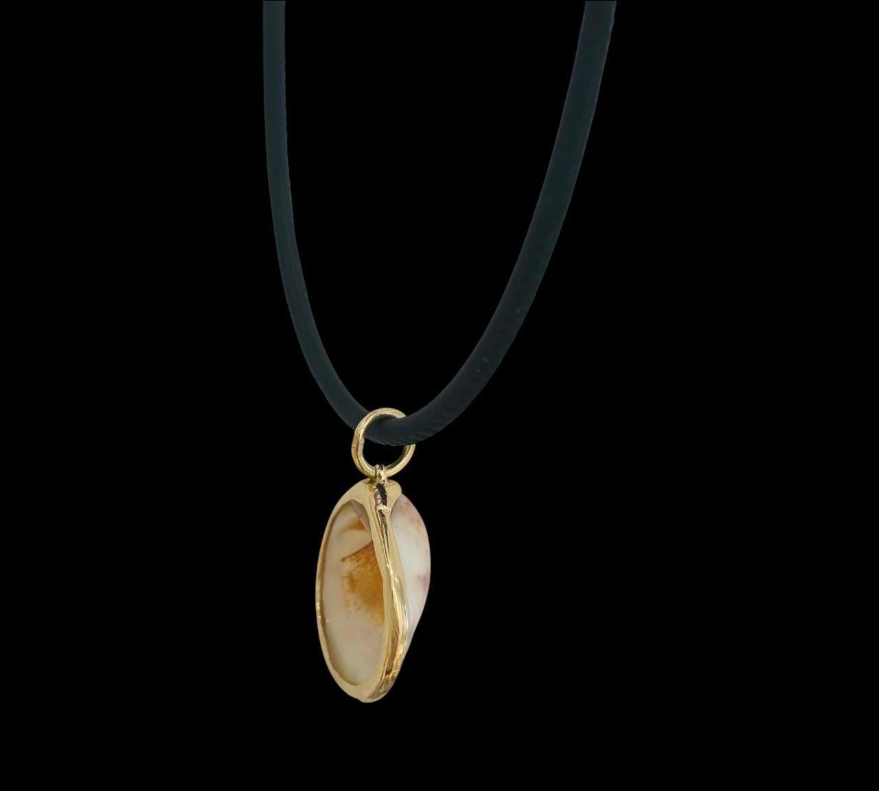 Ciondolo a forma di conchiglia con diamante e oro 14k In condizioni Nuovo in vendita a New York, NY