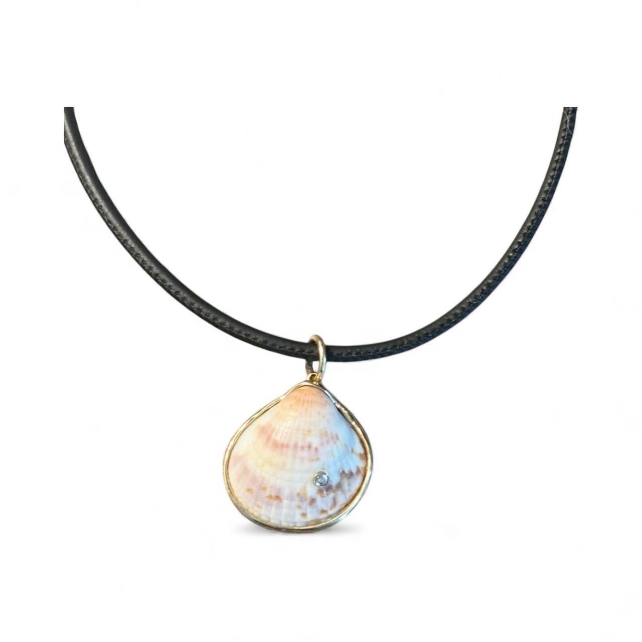 da uomo o donna Ciondolo a forma di conchiglia con diamante e oro 14k in vendita
