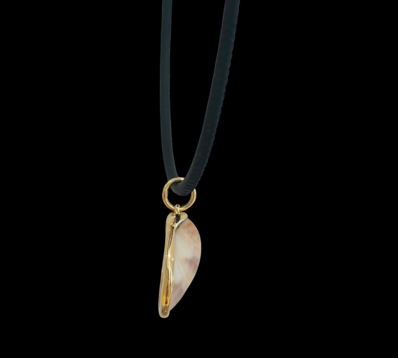 Ciondolo a forma di conchiglia con diamante e oro 14k in vendita 1