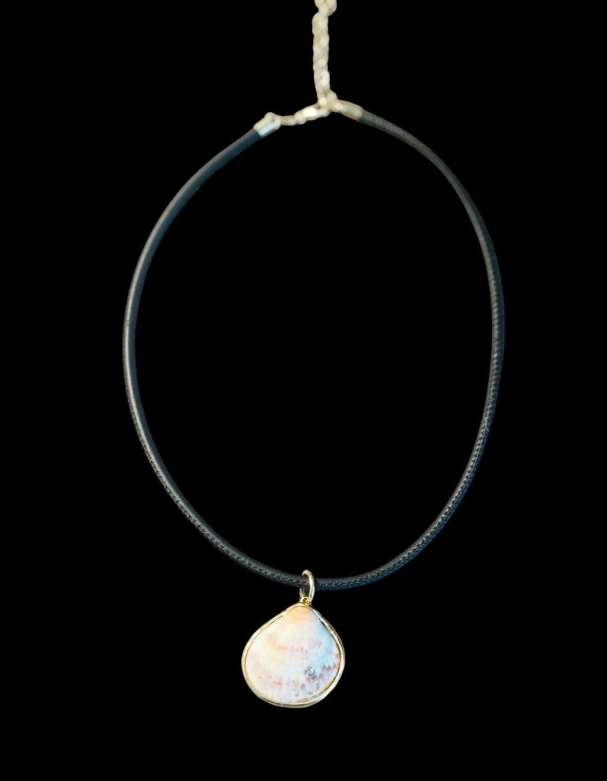 Ciondolo a forma di conchiglia con diamante e oro 14k in vendita 4