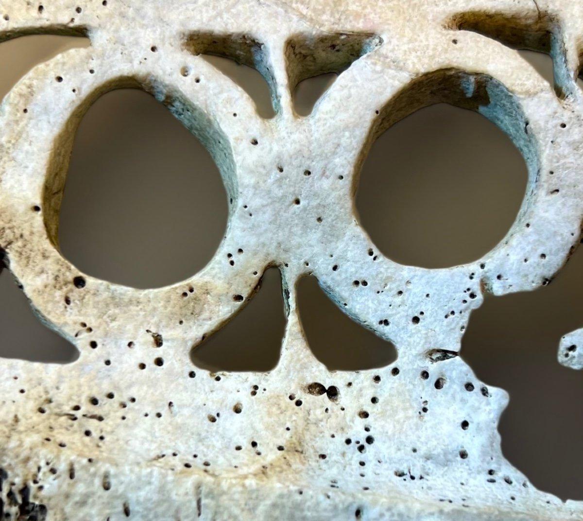 Gegenstände, die aus der Schale der Tridacna-Riesenmuschel, auch bekannt als versteinerte Riesenmuschel, gefertigt wurden, waren bei zahlreichen melanesischen Völkern von großem Wert. Die Kunst der Bearbeitung von versteinerter Tridacna erreichte